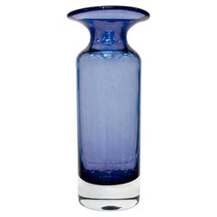 Jarrón alto de cristal azul de Murano, de Italia, con el borde acampanado, década de los 70