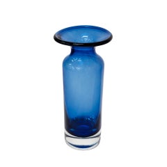 Jarrón alto de cristal azul de Murano, de Italia, con el borde acampanado, década de los 70
