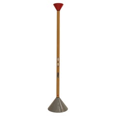 Lampada da terra Callimaco rossa e gialla metallizzata, disegnata da Ettore Sottsass per Artemide