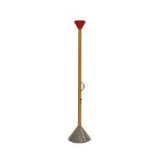 Lampada da terra Callimaco rossa e gialla metallizzata, disegnata da Ettore Sottsass per Artemide