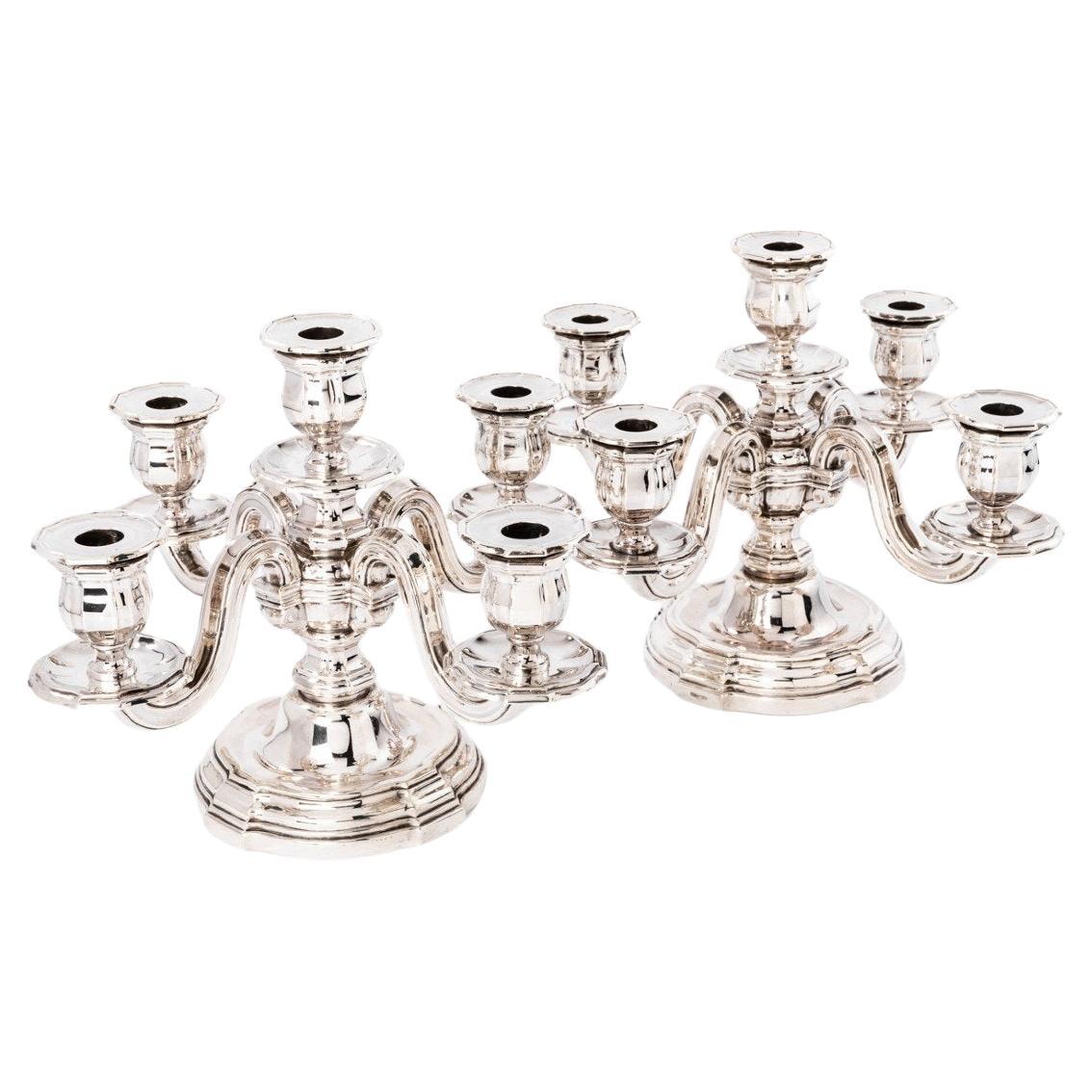 Pair of low candelabra in solid silver, ART DECO period, with four light arms plus a central. plain decor with tiered fillets.

Dimensions: height 25 cm - width 35 cm

Material: 1st grade silver

Weight: 3940 grams

Hallmark: MINERVE

Period: ART