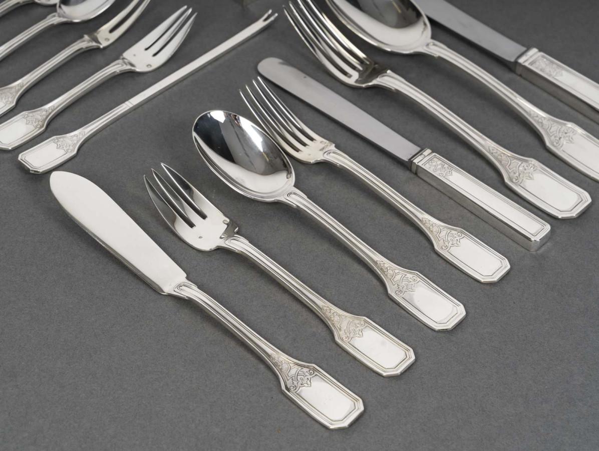 JEAN TETARD - Set de couverts en argent massif 199 pièces - années 1930

• 12 FOURCHETTES DE TABLE

• 12 CUILLÈRES DE TABLE

• 12 COUTEAUX DE TABLE

• 12 FOURCHETTES DE PÊCHE

• 12 COUTEAUX À POISSON

• 12 FOURCHETTES À HUÎTRES

• 12 FOURCHETTES À