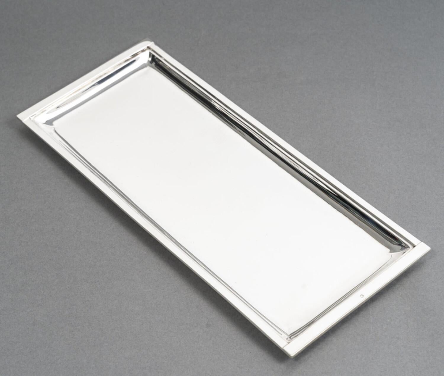 Rechteckige Schale aus Sterlingsilber, halbhohl, gehämmert,

Flache Ausführung.

Abmessungen: Länge 36 cm - Breite 15 cm

MATERIAL: 1. Grad 950/1°°° Silber

Gewicht: 610 Gramm

Punze: MINERVE

Silberschmied: SAVARY in PARIS

Herkunft: