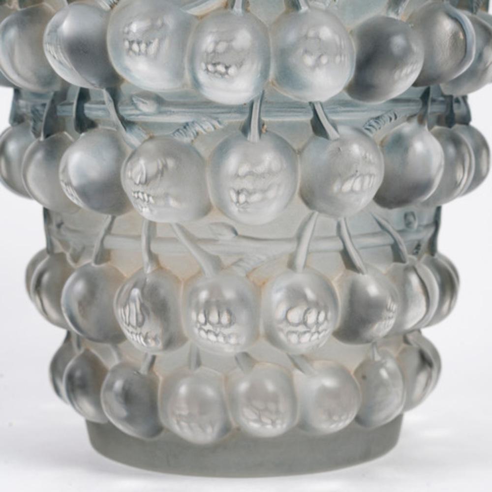 Vaso in vetro stampato bianco impreziosito da una patina blu, firmato

Modello di René Lalique creato nel 1930.
Firma incisa sul fondo.

Bibliografia: Félix Marcilhac, René Lalique - Catalogue Raisonné de l'Œuvre de Verre, Les Éditions de l'Amateur,