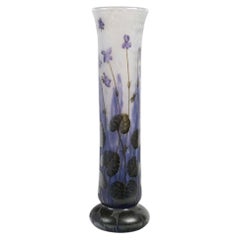 Grand vase Daum Nancy en forme de rouleau « violettes »