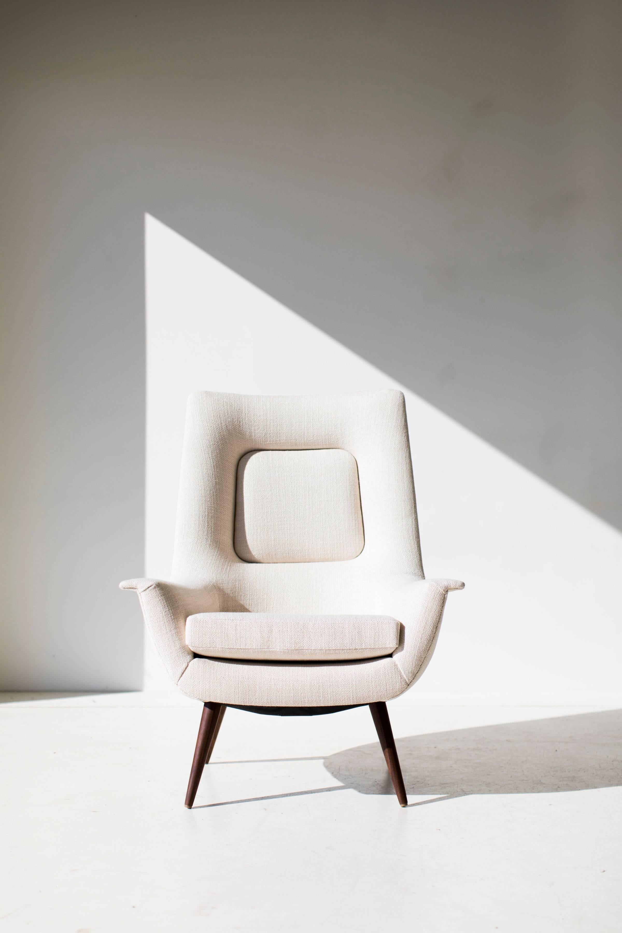 
Cette chaise longue à haut dossier Lawrence Peabody - P-1714 - Craft Associates® Furniture est fabriquée et rembourrée à la main par des experts. Cette chaise Peabody est une réintroduction sous licence pour Craft Associates®. Chaque fauteuil est