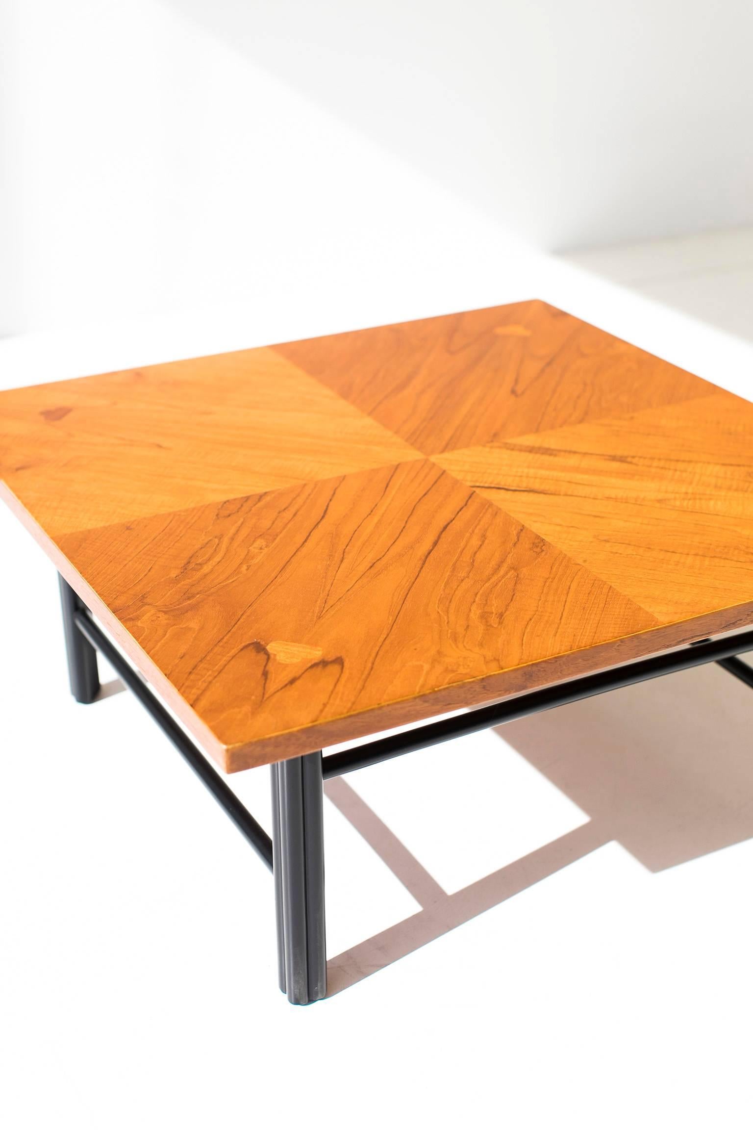 Designer: Attributed to Michael Taylor.

Manufacturer: Baker.
Period or model: Mid-Century Modern.
Specs: Mahogany veneer, bamboo.

Condition: 

This baker coffee table, Far East Collection is in excellent restored condition. This table has