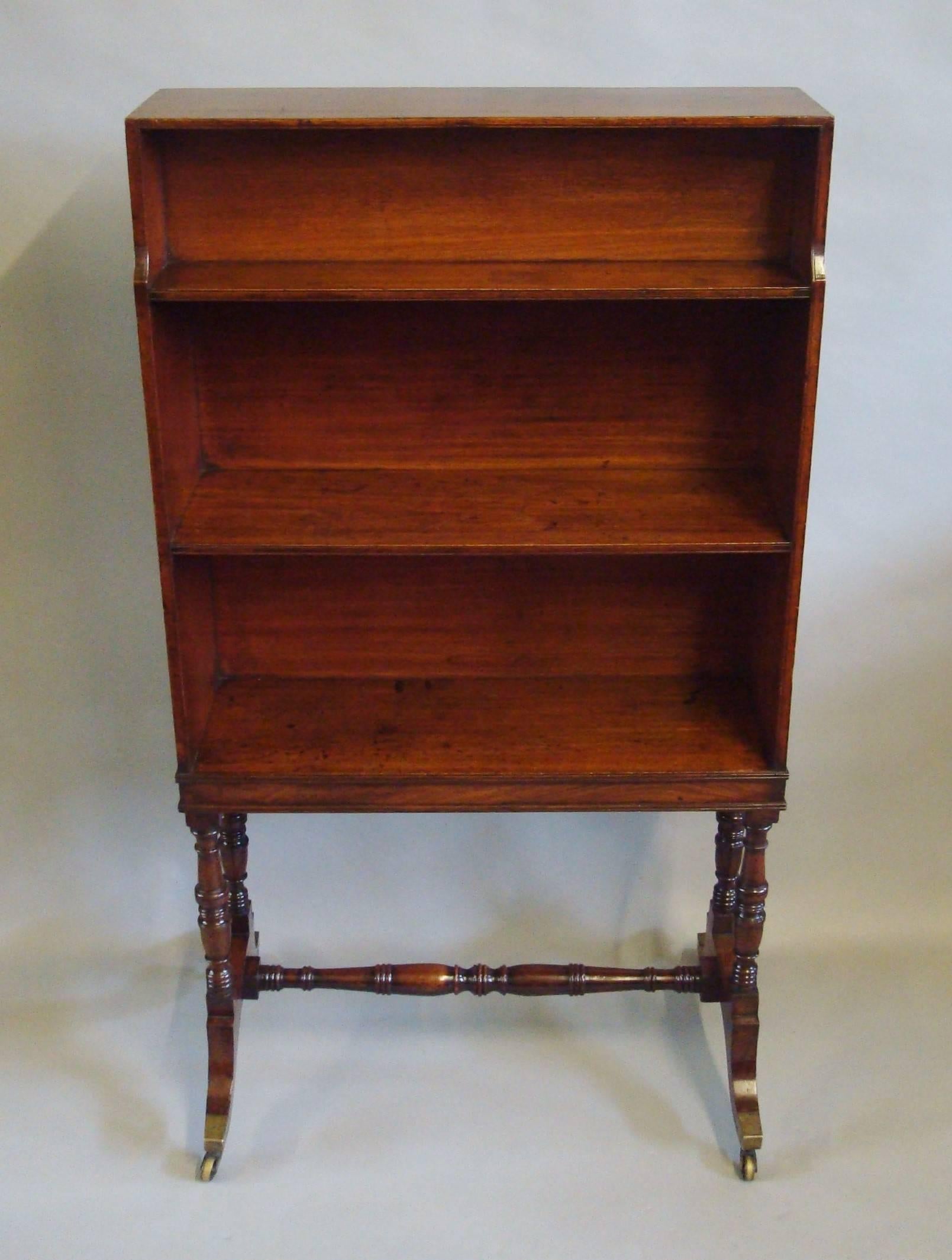 Regency Mahogany Waterfall Open Bookcase of Freestanding Form In Excellent Condition For Sale In Moreton-in-Marsh, Gloucestershire