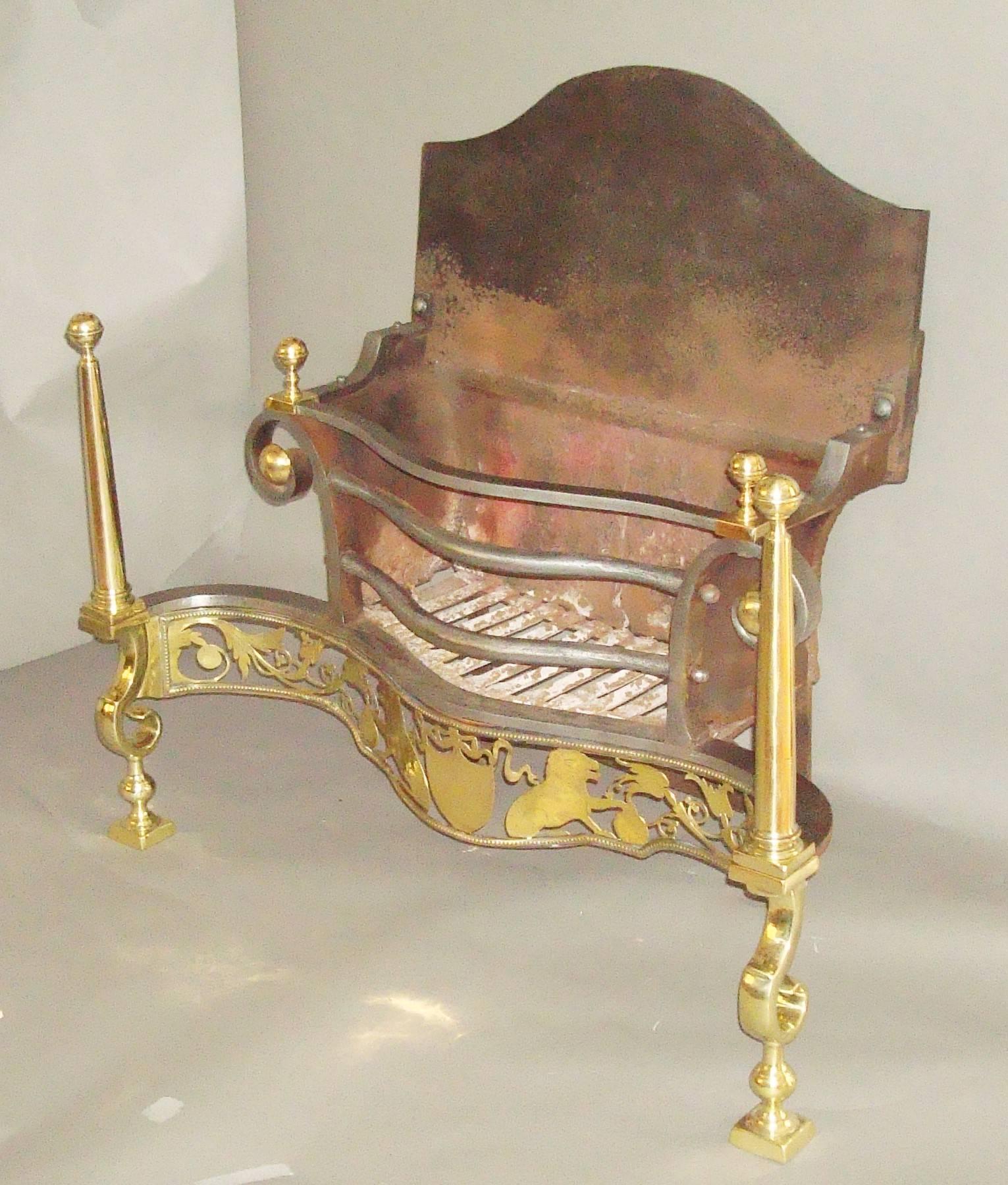English 19th Century Large Fire Grate of Neoclassical Design in Brass and Iron For Sale
