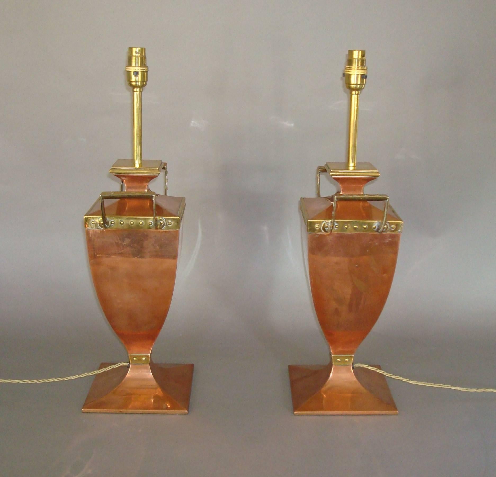 English Early 20th Century Pair of Copper and Brass Lamps For Sale