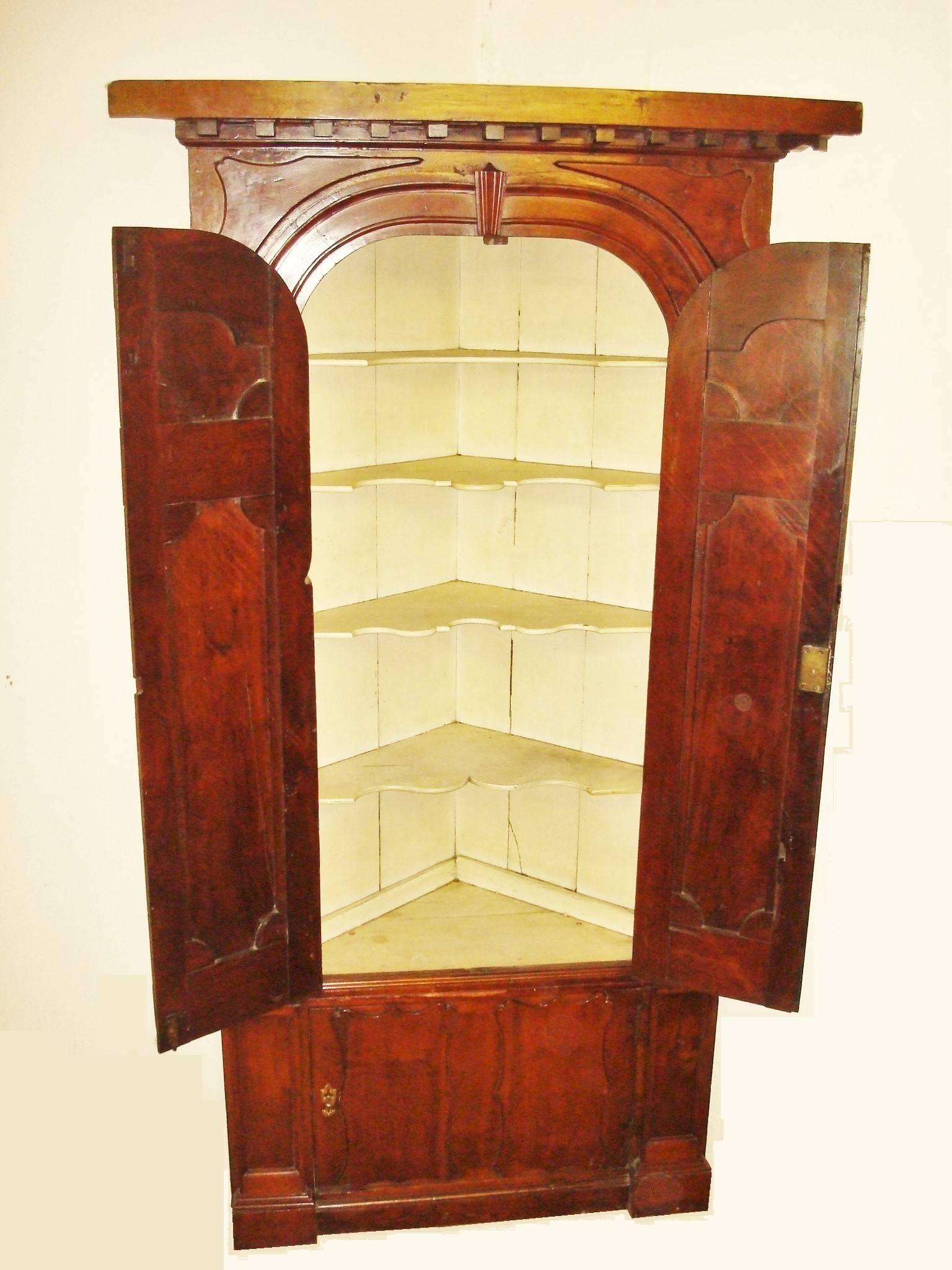 Georgian Irish Yewwood Standing Corner Cupboard In Excellent Condition For Sale In Moreton-in-Marsh, Gloucestershire