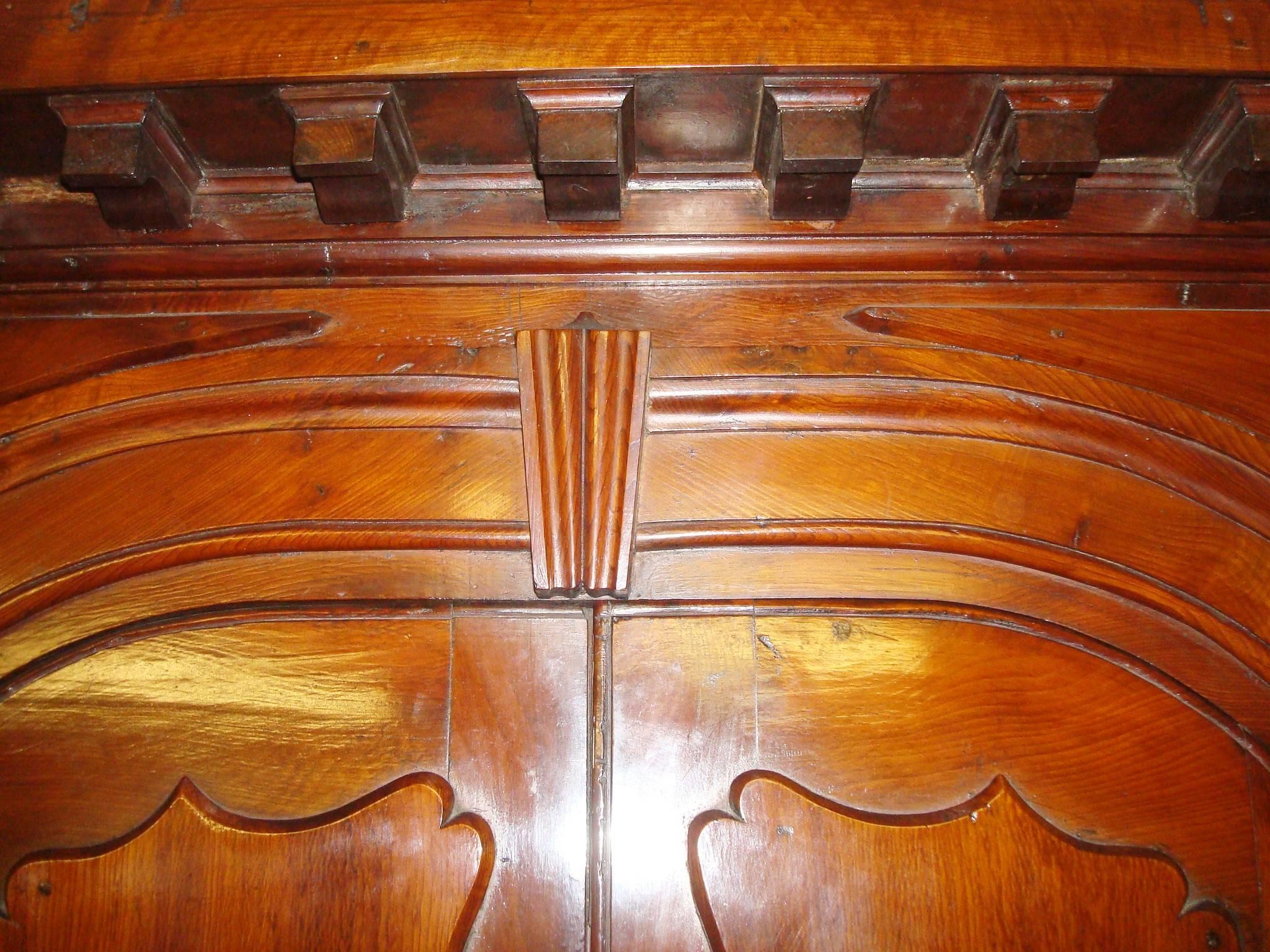Mid-18th Century Georgian Irish Yewwood Standing Corner Cupboard For Sale