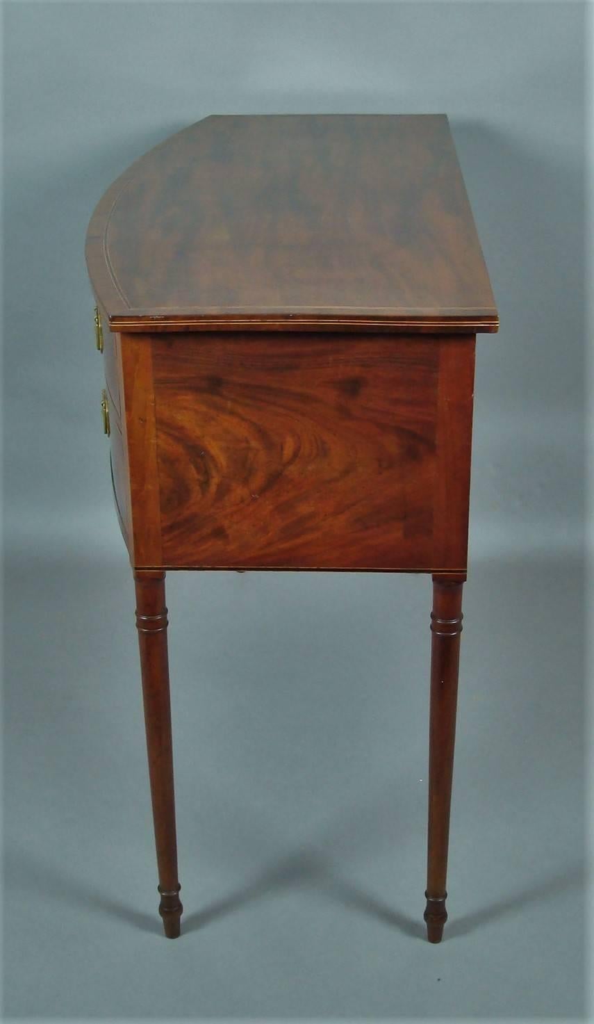 George III Mahogany Sheraton Bow Front Side Table In Excellent Condition In Moreton-in-Marsh, Gloucestershire