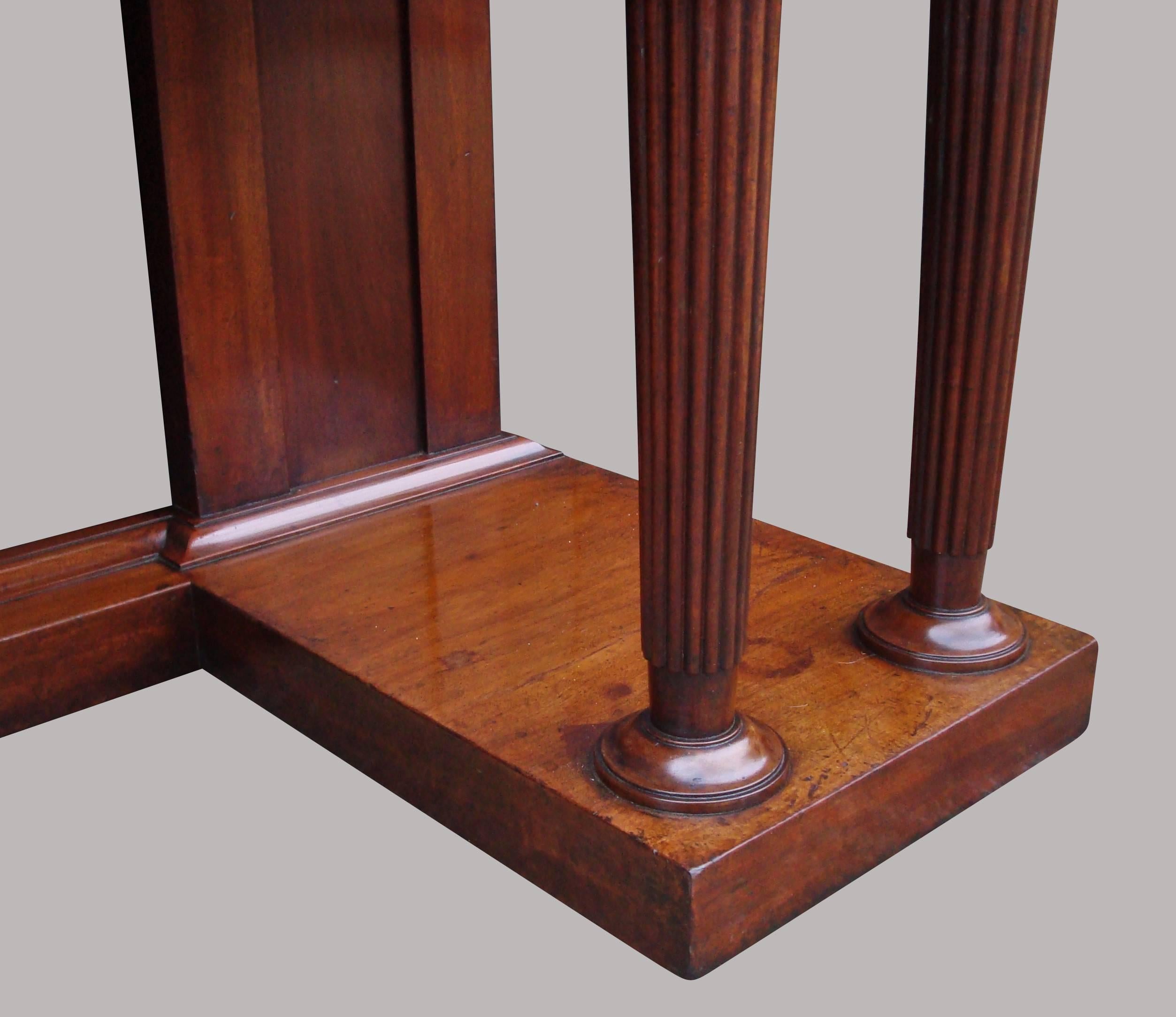Regency Mahogany Neoclassical Side Table or Serving Table (Frühes 19. Jahrhundert) im Angebot
