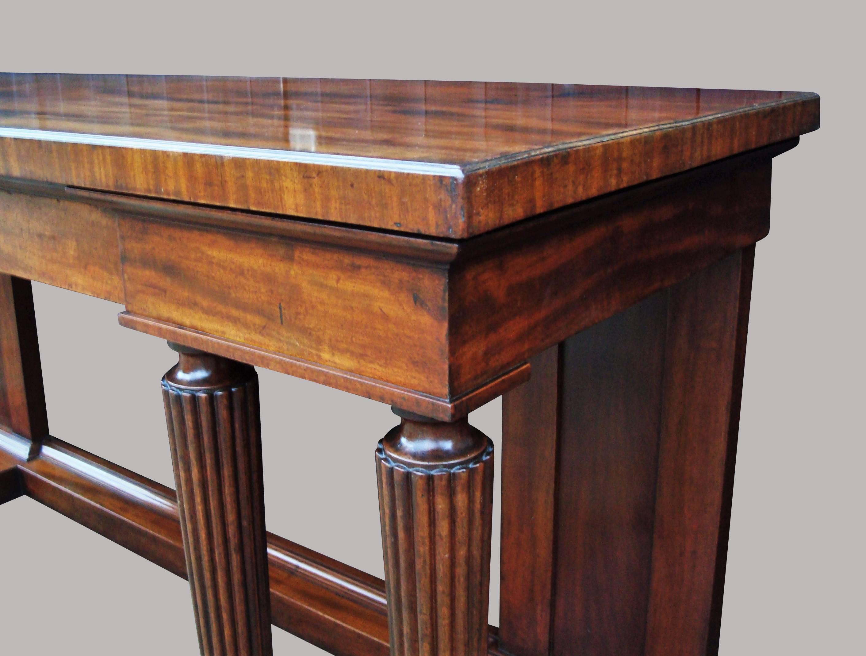 Regency Mahogany Neoclassical Side Table or Serving Table (Mahagoni) im Angebot