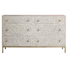Comò a sei cassetti con intarsi in osso in stile arabesco - Grigio di House of Jaipur