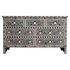 Comò a sette cassetti con intarsi arabeschi di House of Jaipur