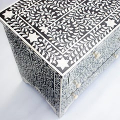 Comò a sette cassetti con intarsi arabeschi di House of Jaipur