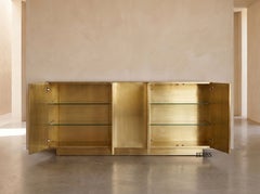 Credenza “Arcana” in madreperla e ottone con effetto “sunburst” di House of Jaipur