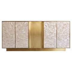 Credenza “Arcana” in madreperla e ottone con effetto “sunburst” di House of Jaipur