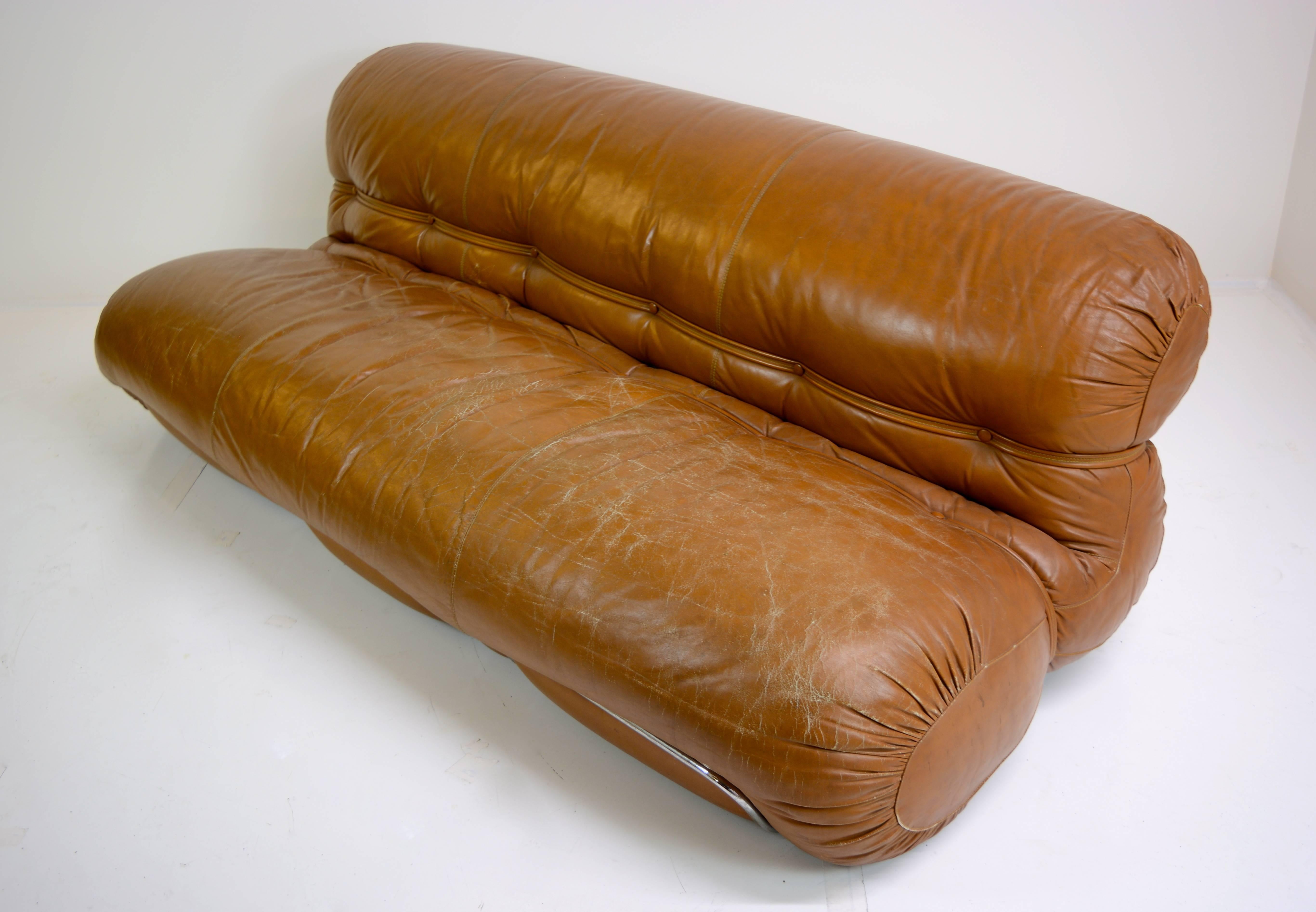 Sculptural Italian sofa or settee in leather. Nice condition with patinated leather. In the manner of Tobia and Afra Scarpa's Soriana sofa, circa 1970s.
Measures: 78