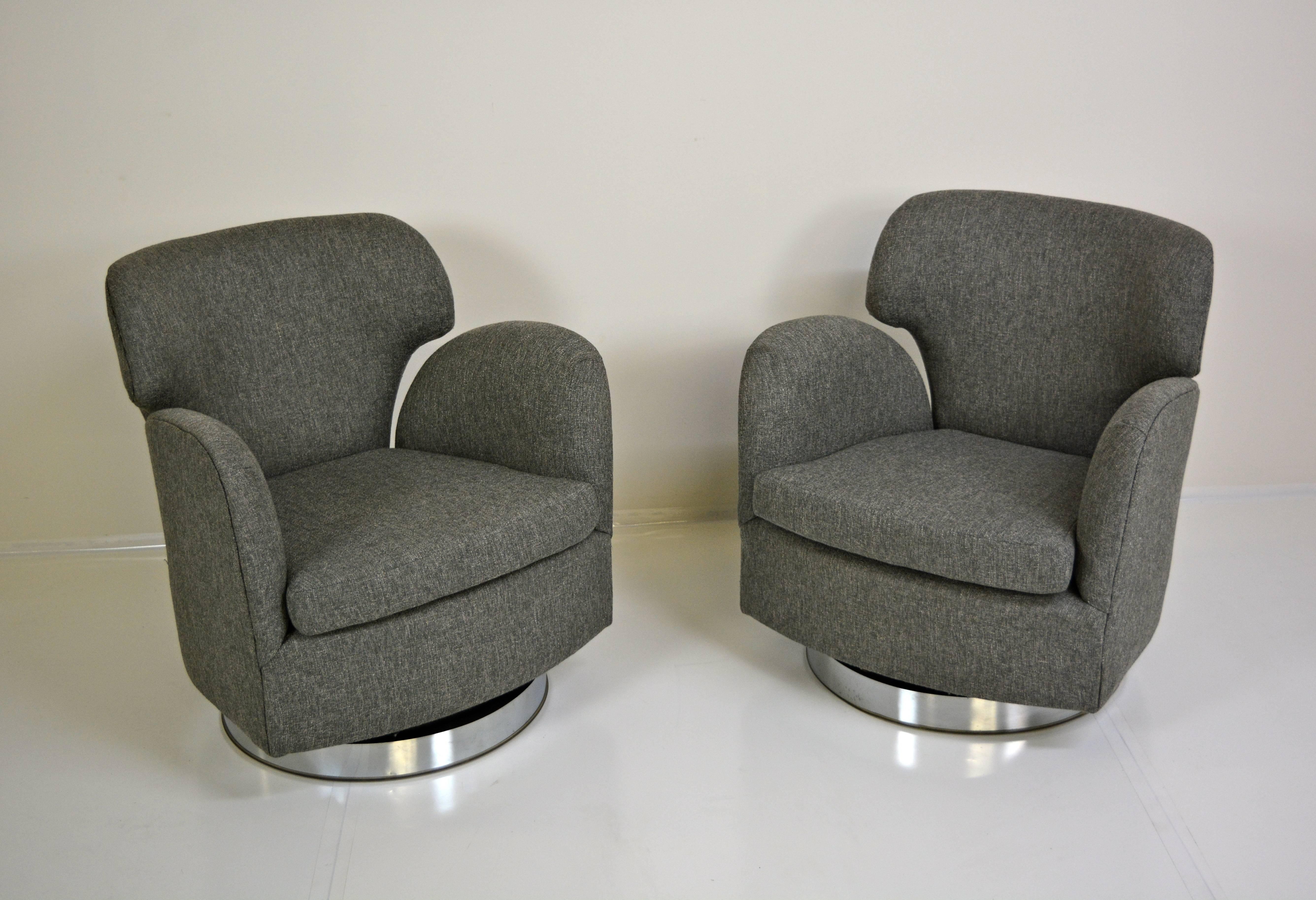 Mid-Century Modern Pair of Swivel Milo Baughman Club Chairs For Sale