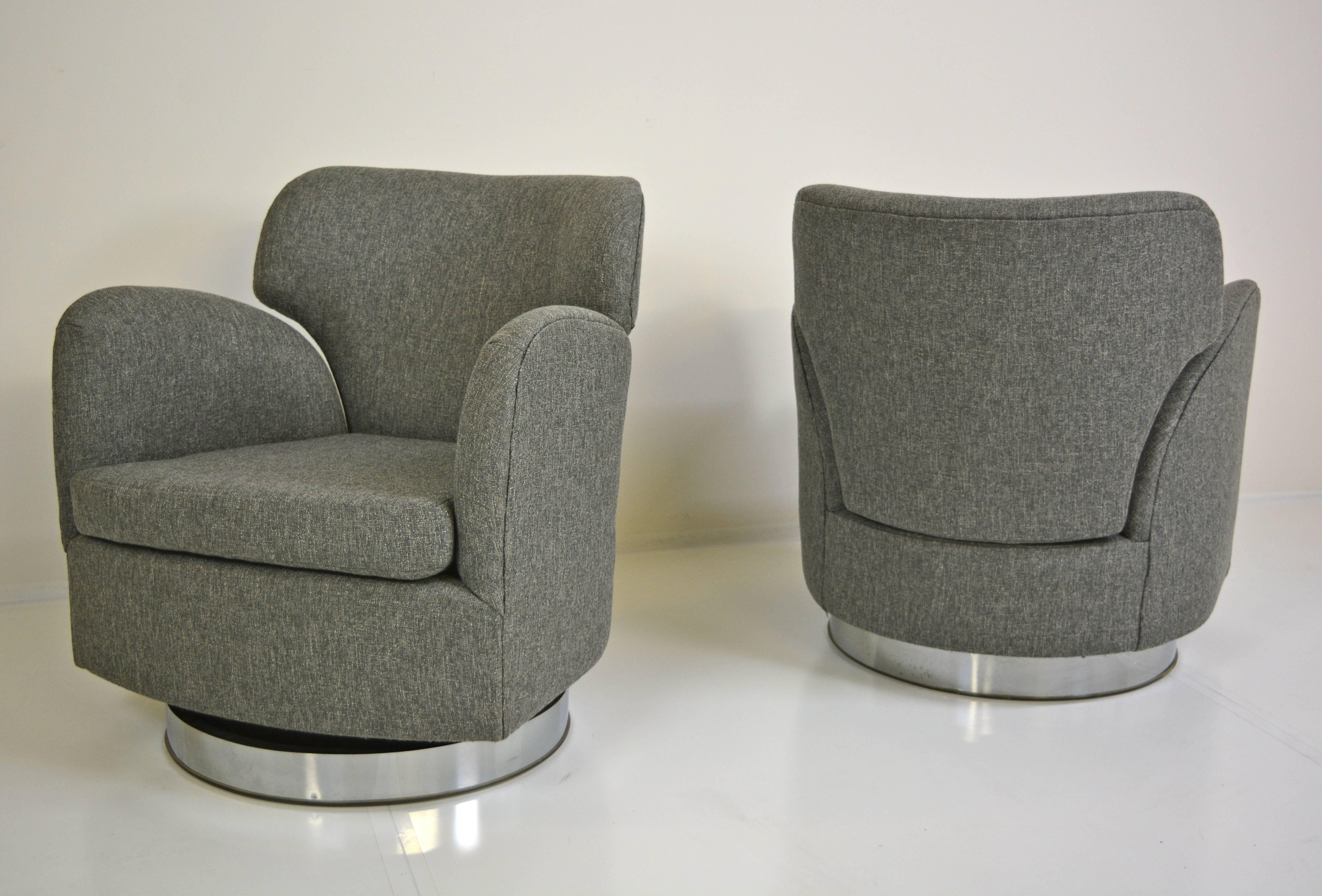 Mid-20th Century Pair of Swivel Milo Baughman Club Chairs For Sale