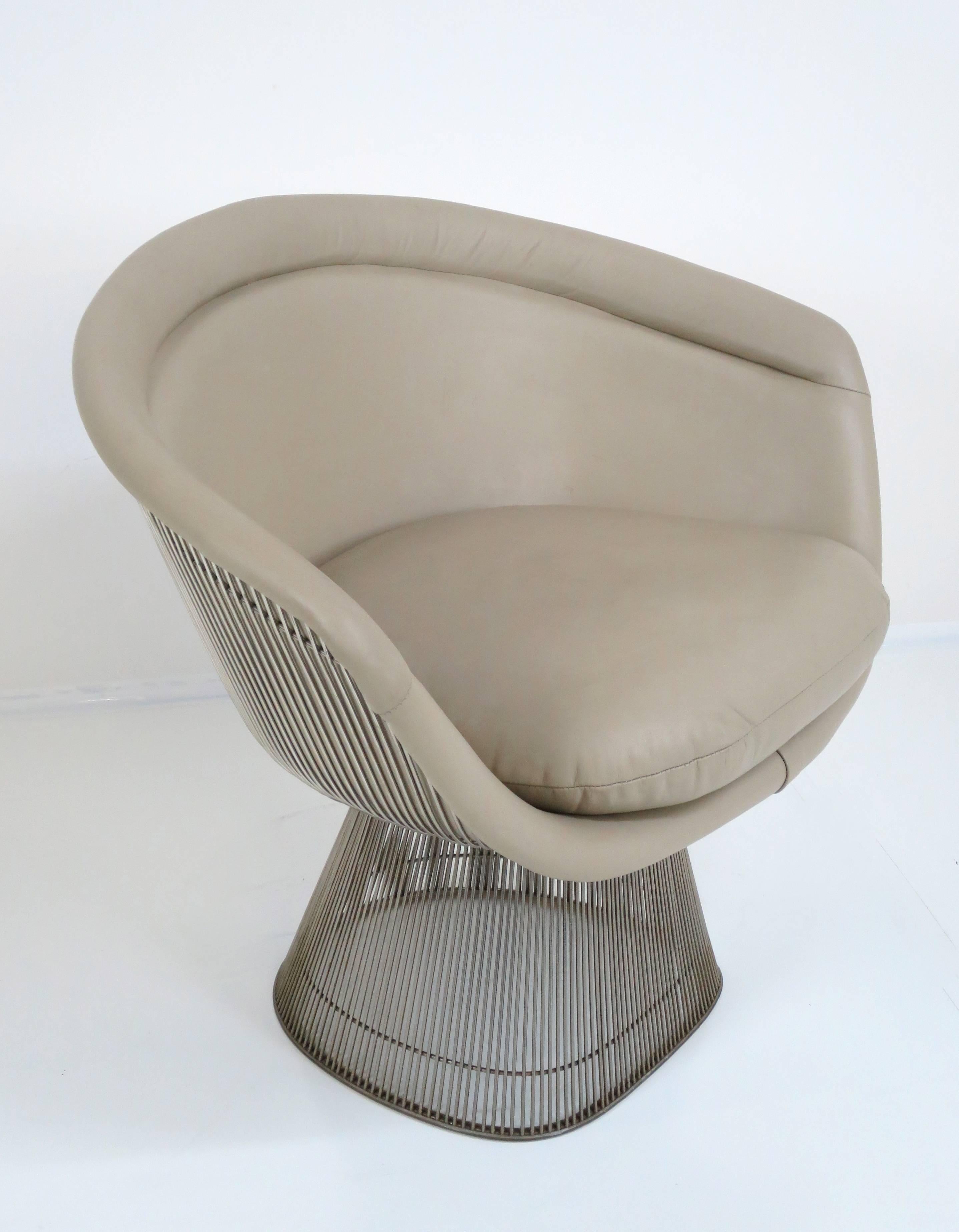 Chrome frame lounge chair in neutral leather by Warren Platner for Knoll Inc, circa 1960s. Original plastic, non-skid trim on bottom of chair is in very nice condition.