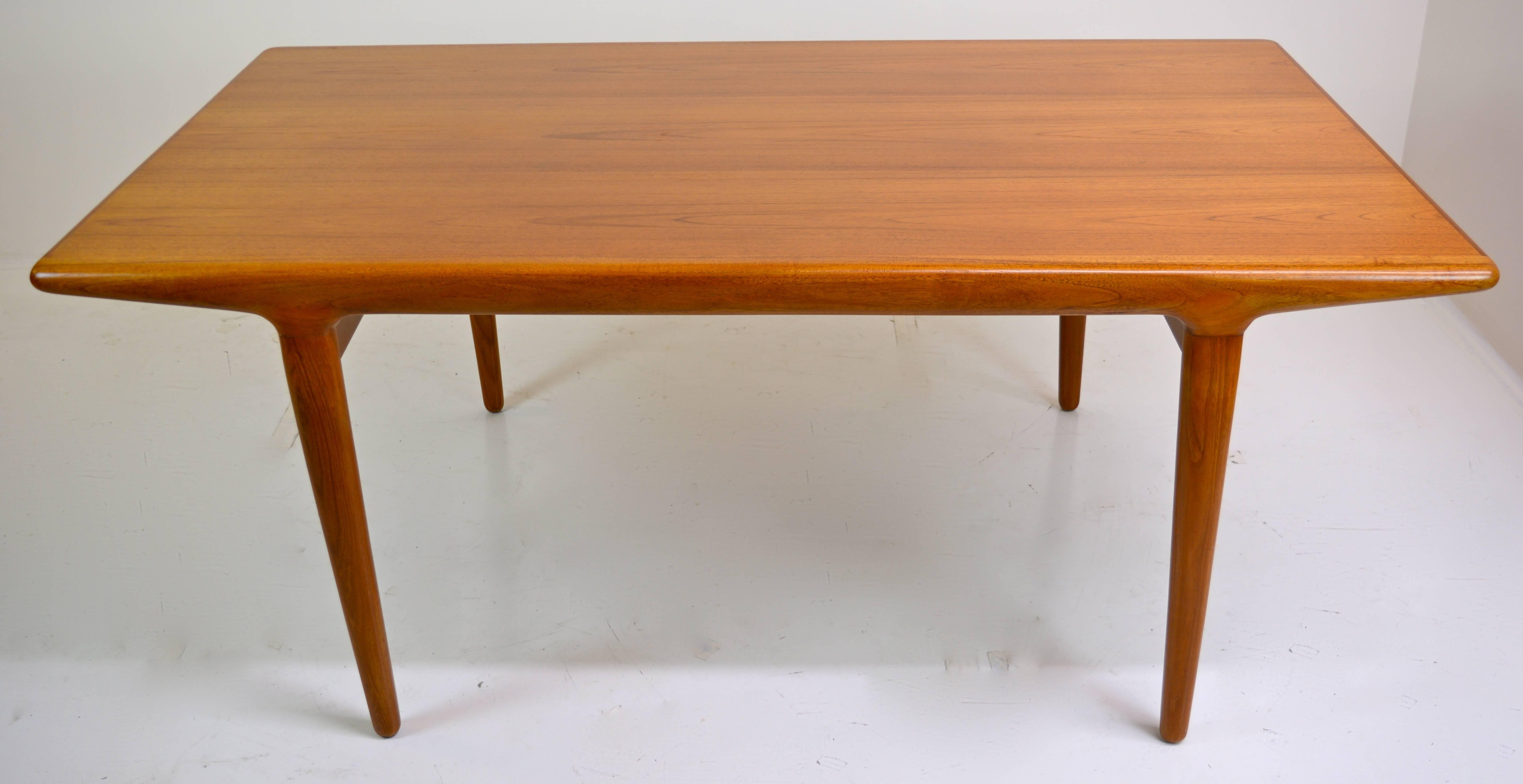 Niels Moller, Danish Modern, dining table with pull-out leaves. Beautiful refinished condition. Original tag and Danish control stamp on bottom. 
Measures: 70