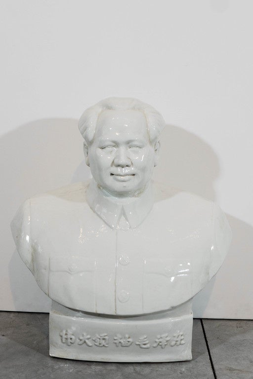 A large 1960s cultural revolution porcelain bust of Chairman Mao. A great historical artifact with an imposing presence. Beijing, circa 1960s.
CR751.