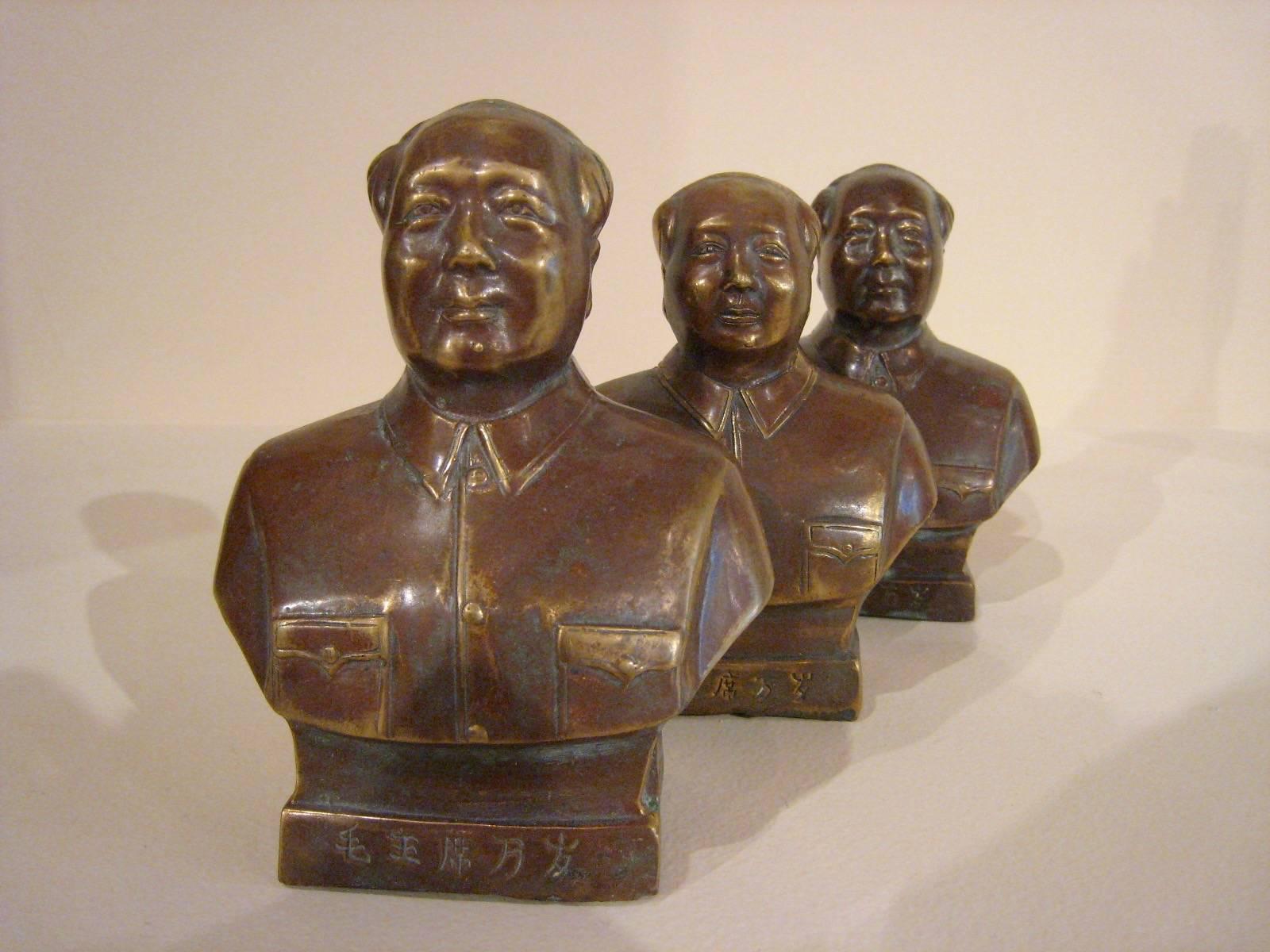Drei klassische Kupferbüsten des Vorsitzenden Mao aus der Zeit der Kulturrevolution. Diese waren während Maos Herrschaft in vielen chinesischen Haushalten zu finden. Ein Stück chinesische Geschichte, China, um 1960. Einzelverkauf.