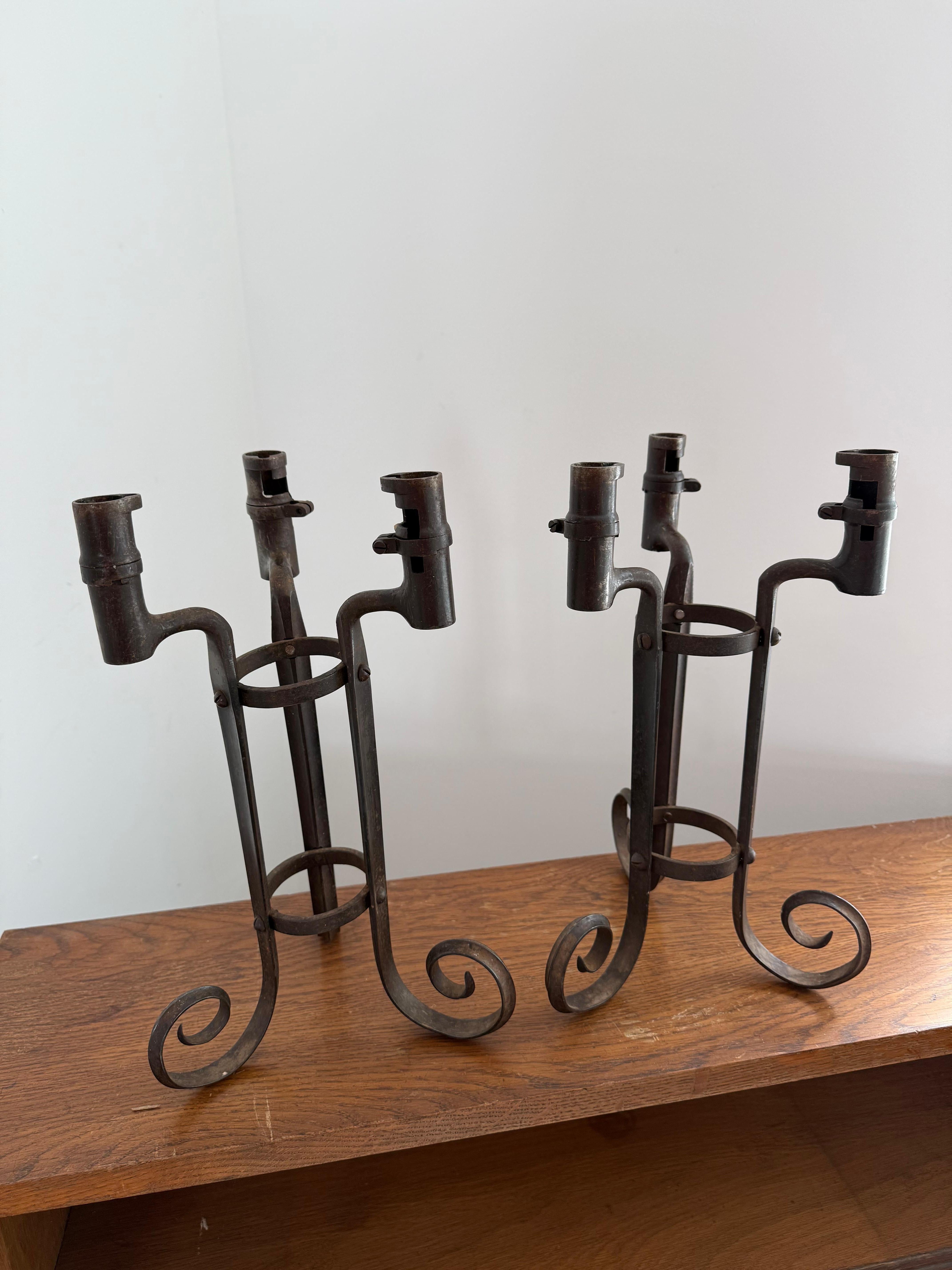 Decorative pair of trench are candlesticks , made from American bayonets 

Height 14 inches or 36 cms 

width 8 inches or 20 cms

Depth 8inches or 20 cms 