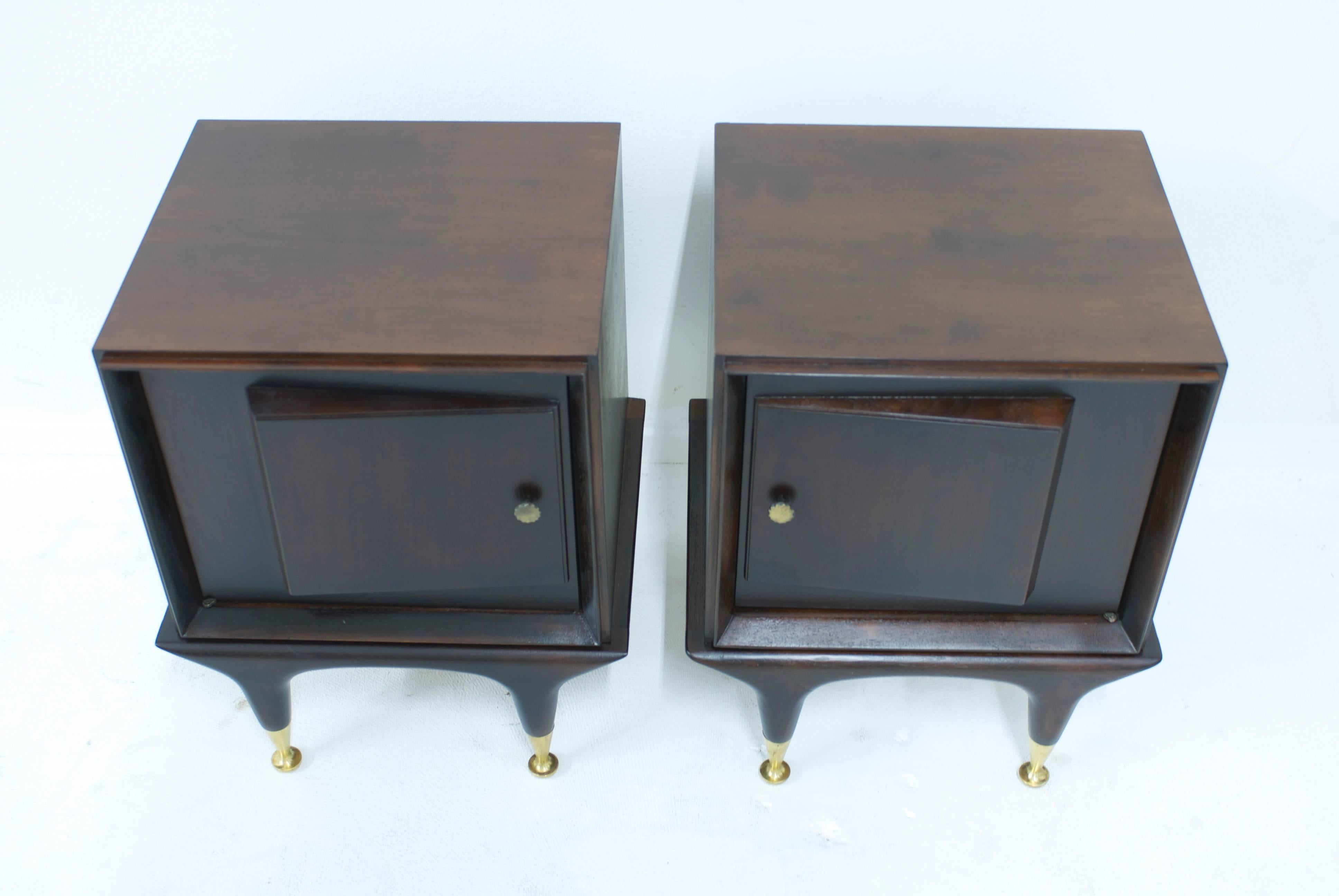 Pair of Mahogany and Brass Mid-Century Nightstands In Good Condition In Palm Springs, CA