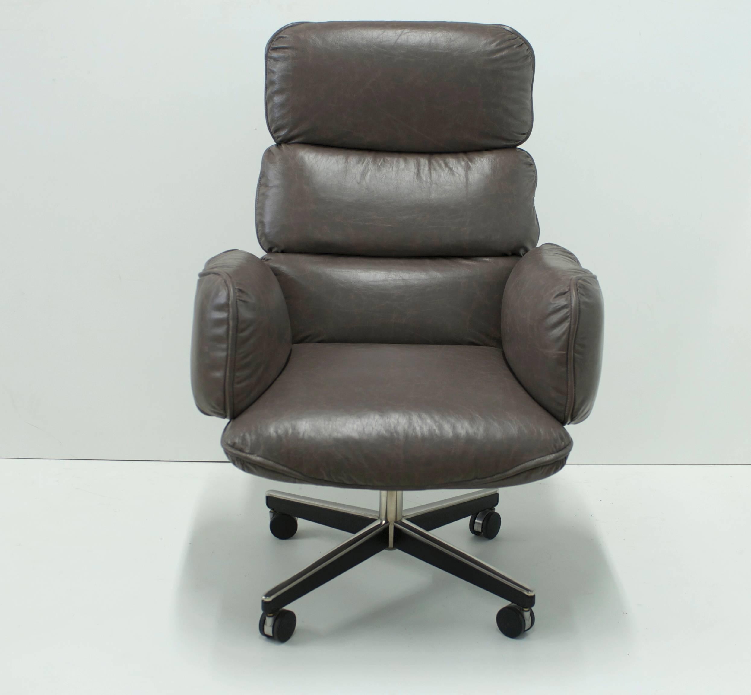 This very comfortable high back office or desk chair was designed by Otto Zapf and manufactured in West Germany for Knoll International. The chair tilts and swivels and retains its original tag. The chair sits on a polished steel swivel base with