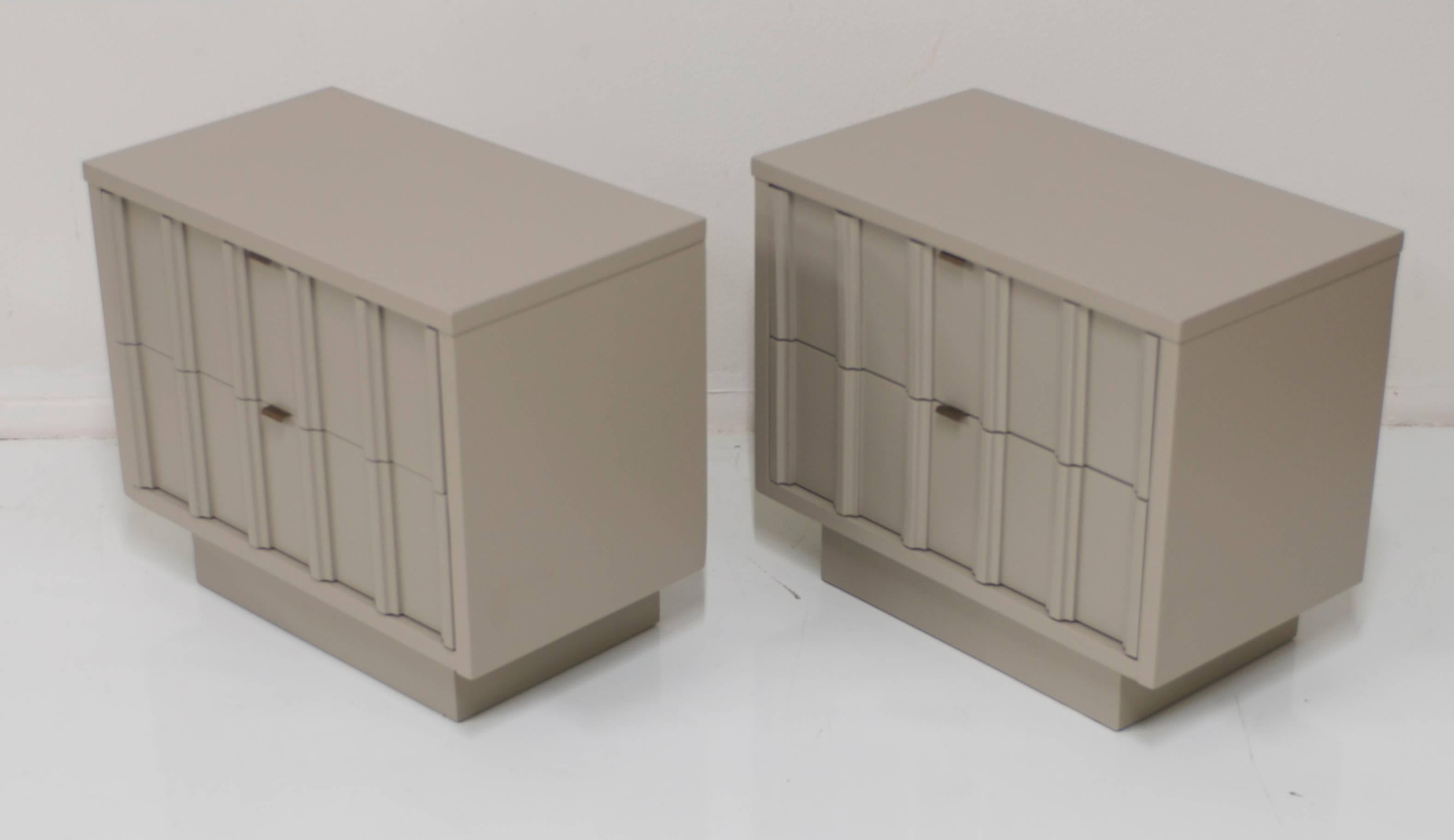 Pair of Taupe Grey Mid-Century Nightstands with Brass Pulls In Excellent Condition In Palm Springs, CA