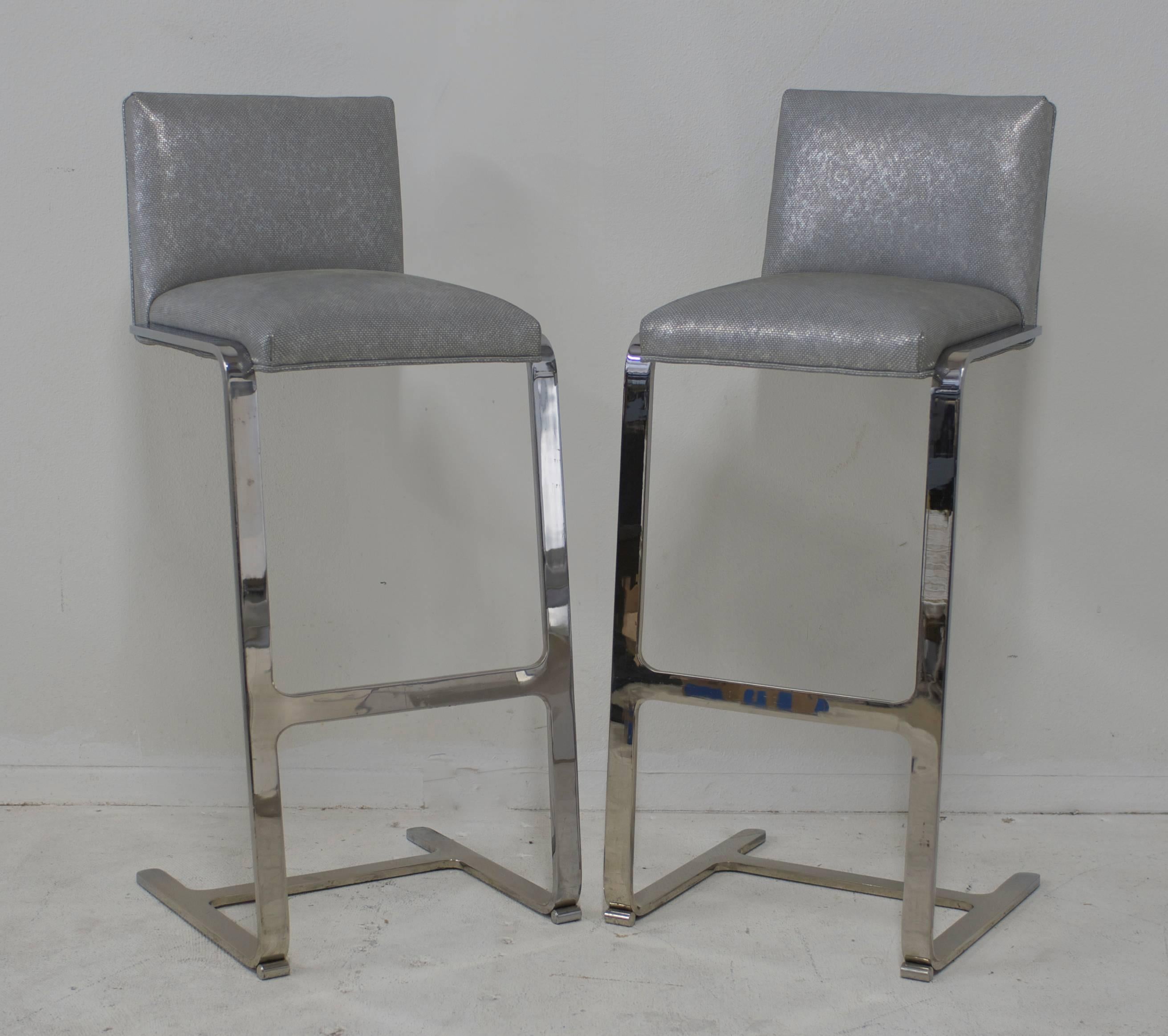 Mid-Century Modern Pair of Bar Height Flat Bar Polished Steel Bar Stools For Sale