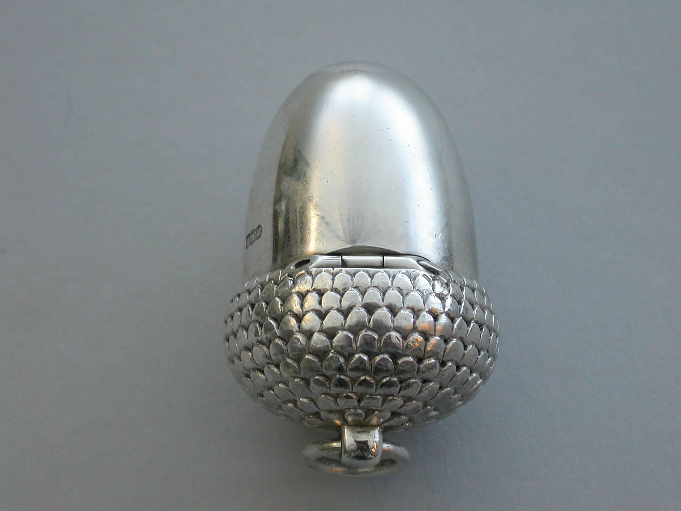 Victorian Novelty Silver Acorn Vinaigrette by Henry William Dee, London, 1871 In Good Condition In Sittingbourne, Kent