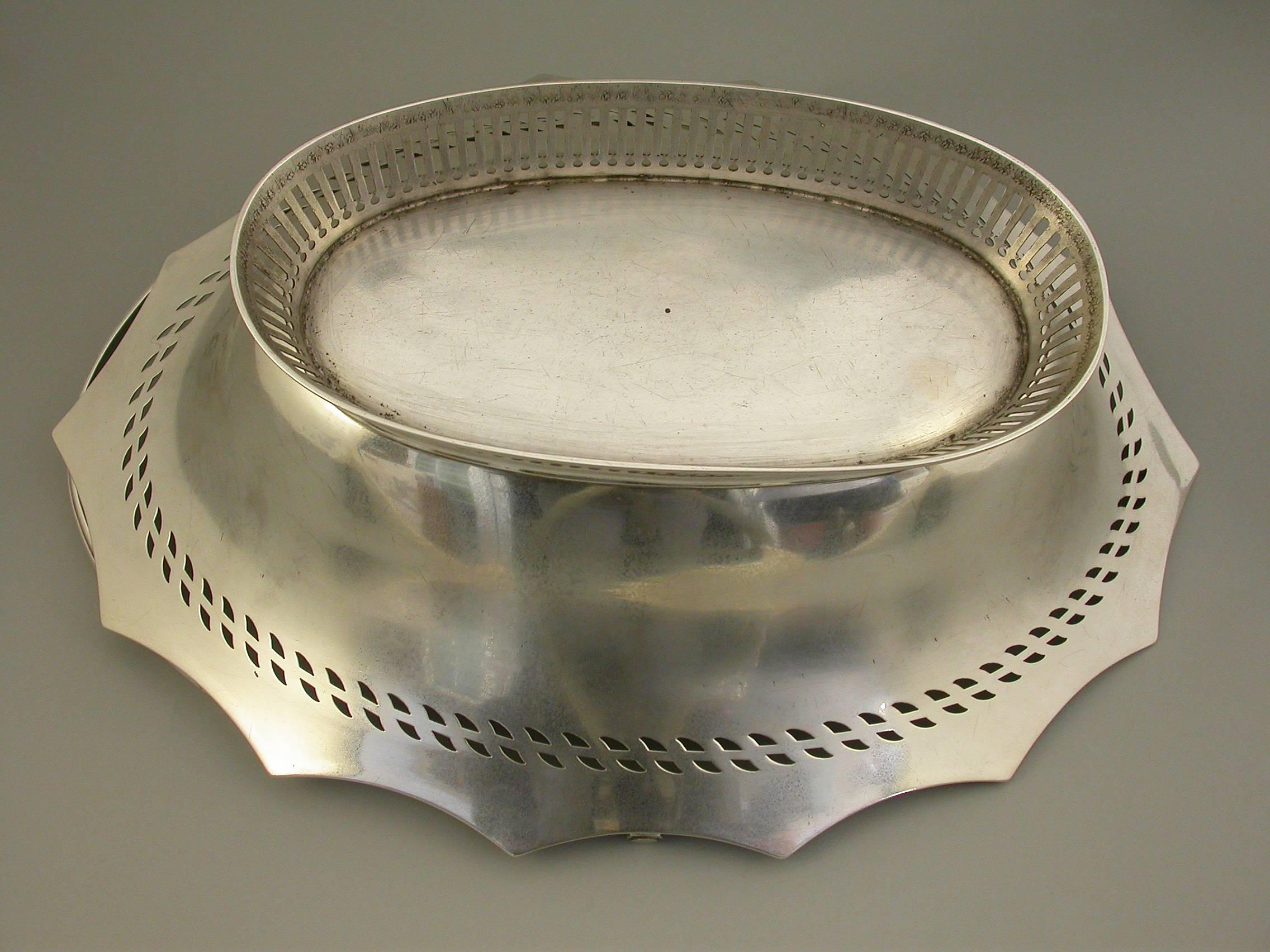 George III Silver Swing Handled Cake Basket. by Robert Hennell, London, 1789 In Good Condition In Sittingbourne, Kent