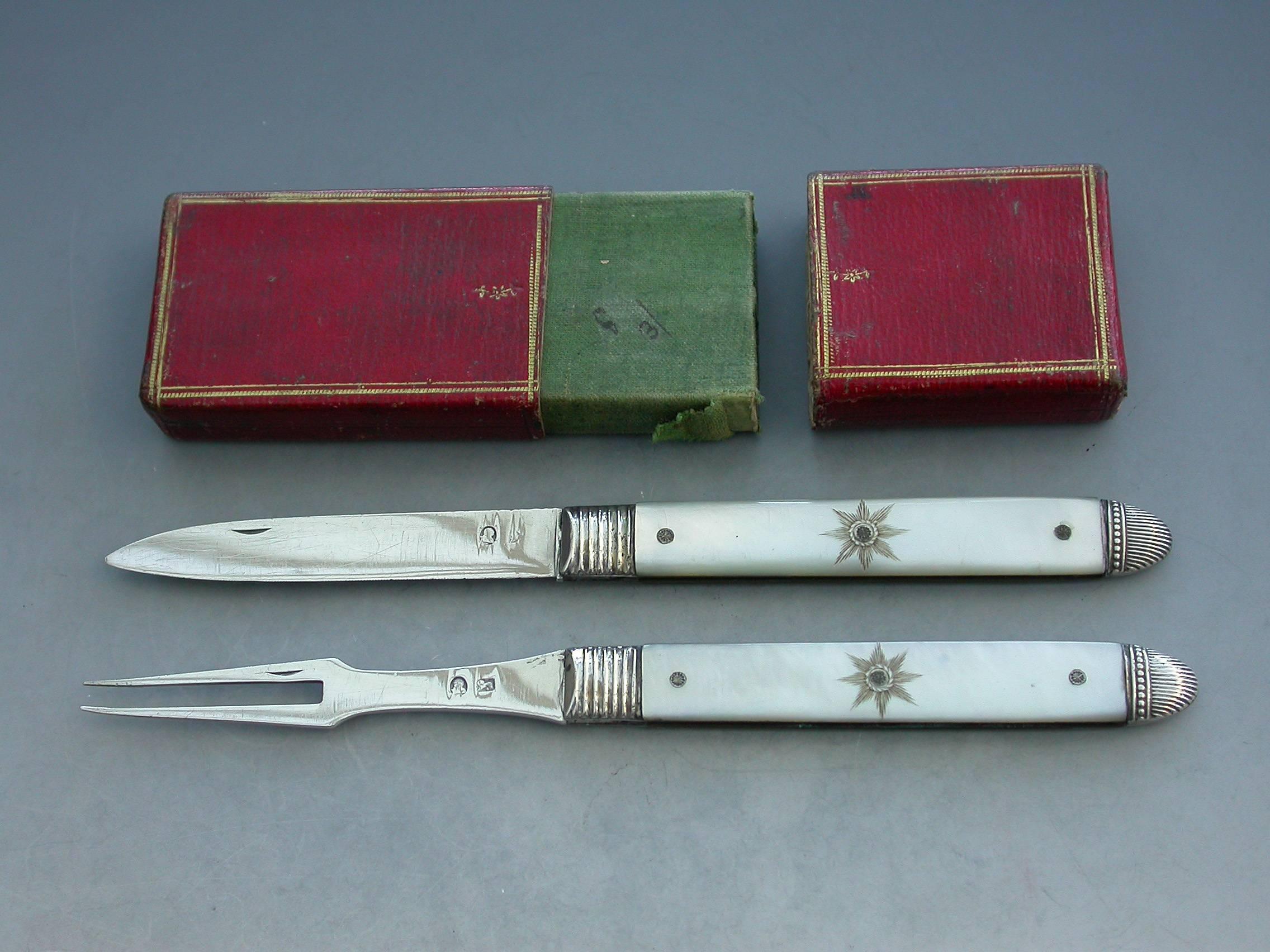 Pair of George III Cased Silver and Mother-of-pearl Folding Fruit Knife and Fork In Good Condition In Sittingbourne, Kent