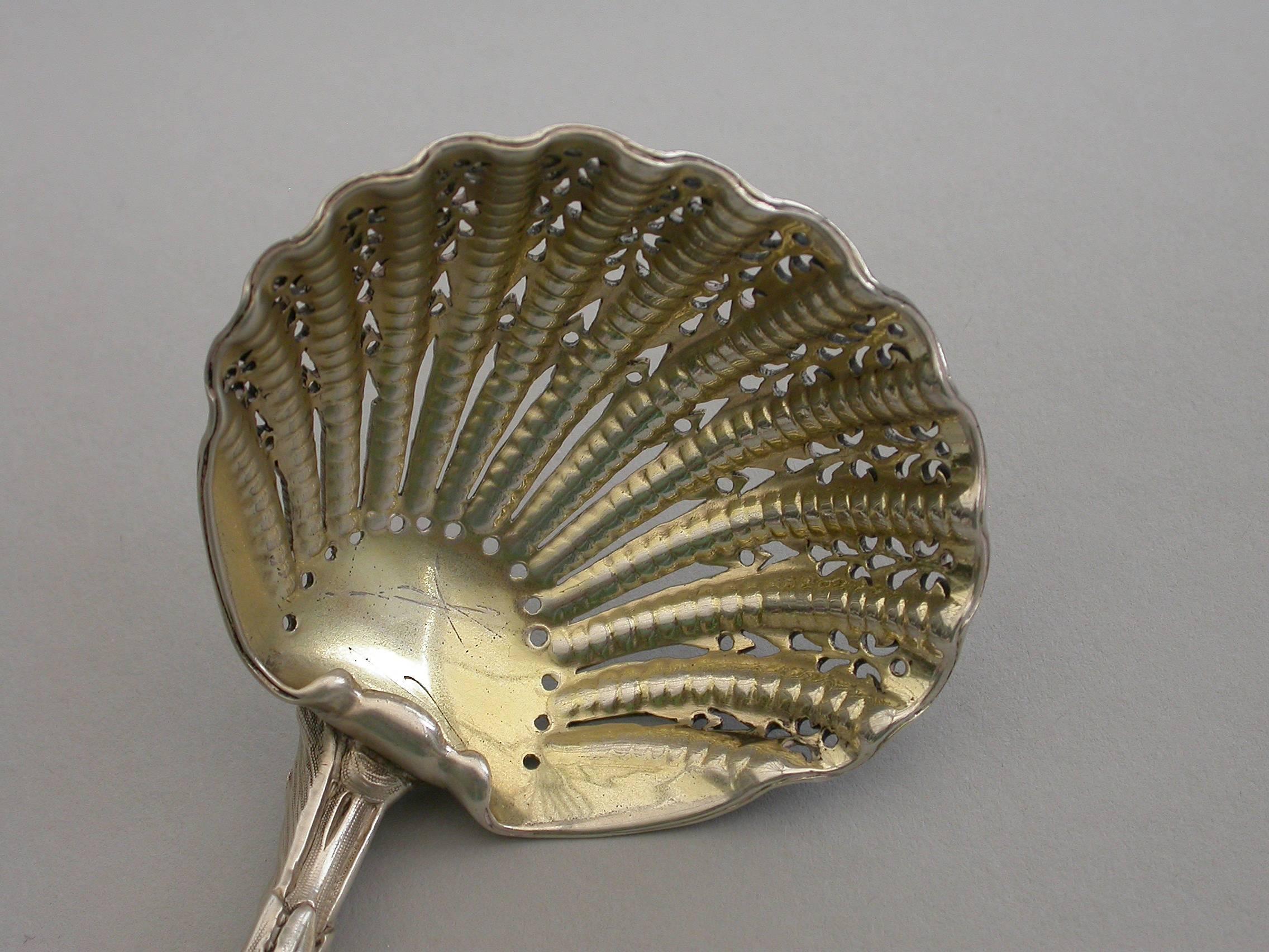 Victorian Cast Silver Rococo Pattern Sugar Sifter Ladle, London, 1871 In Good Condition In Sittingbourne, Kent