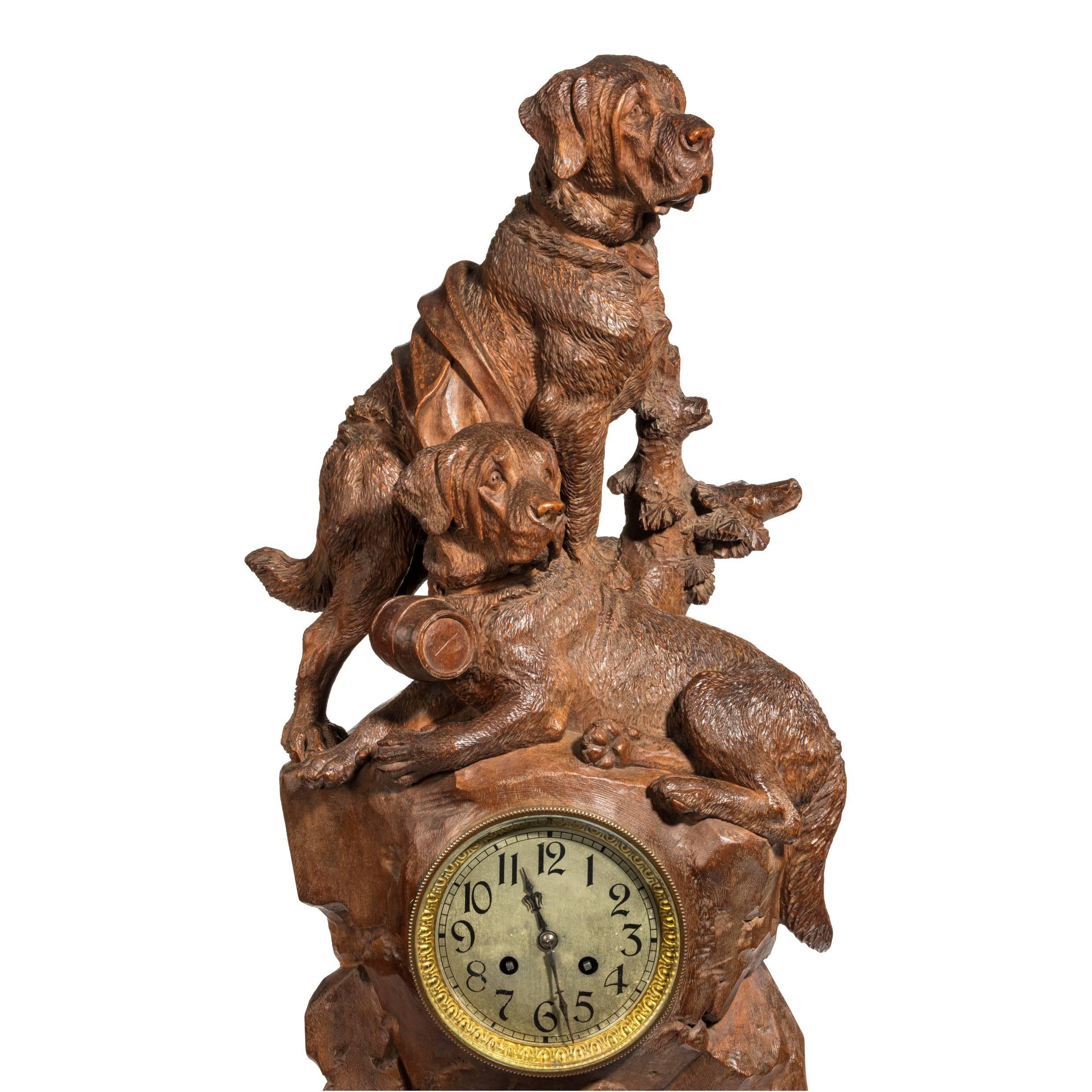 Eine sehr schöne Schwarzwalduhr aus Nussbaumholz mit Bergrettungshunden, 

Die Uhr ist in einen Felsen eingelassen und wird von zwei Hunden überragt, von denen einer ein Halsband mit einem Lauf trägt.