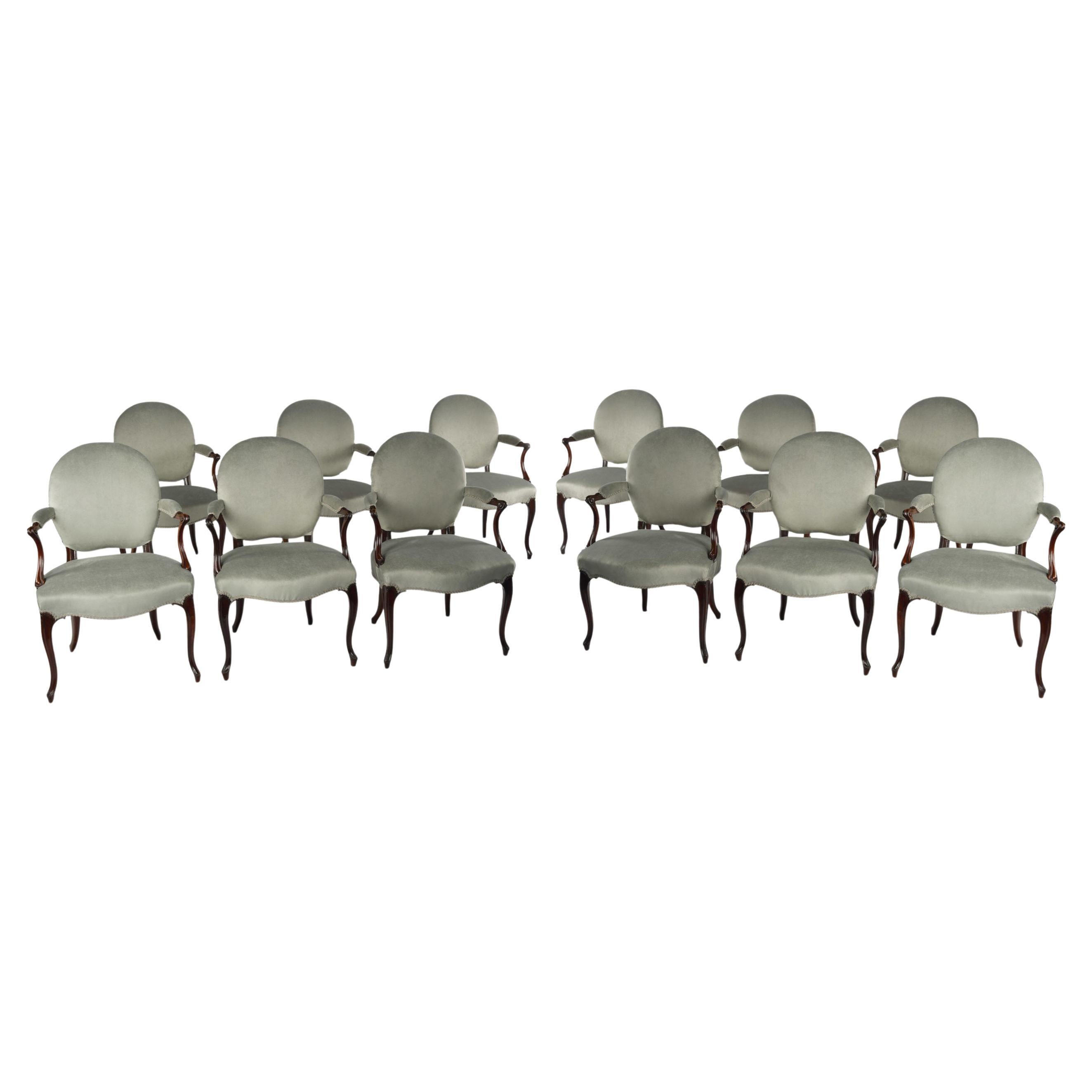 Excepcional conjunto de doce sillones Jorge III de color francés Hepplewhite en venta