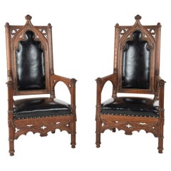 Un bonito par de sillones franceses de estilo gótico del siglo XIX, de roble y con brazos abiertos, retapizados