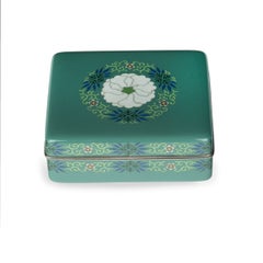 Petite boîte cloisonnée de l’époque Meiji avec couvercle, ornée d’un médaillon floral, signée Tabako