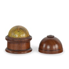 Un globe de poche terrestre « Newton’s New & Improved » du XIXe siècle, de 3 pouces.