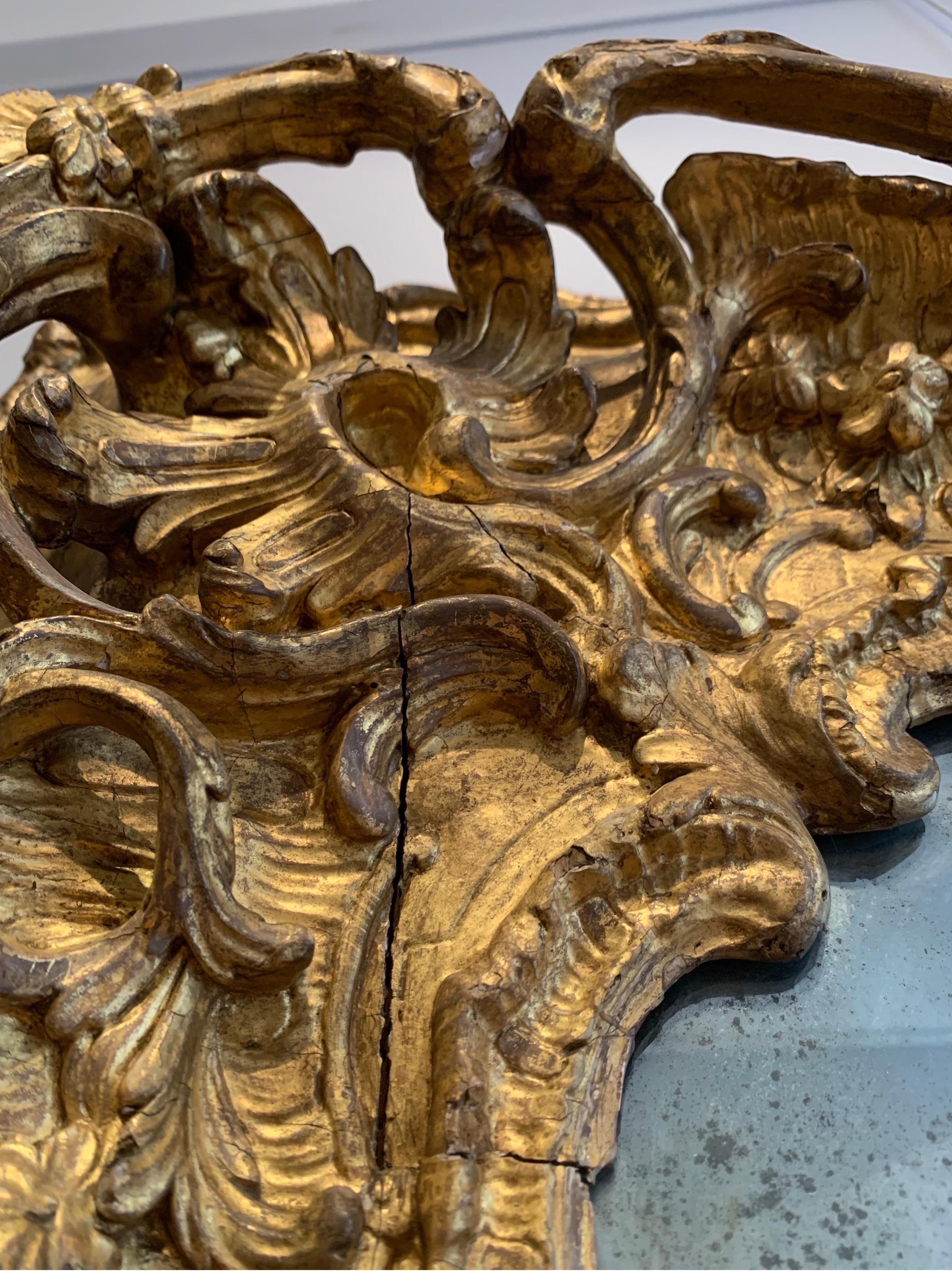 Milieu du XVIIIe siècle Asymétrique français du 18ème siècle Cadre Rococo, bois sculpté et doré, vers 1735-40 en vente