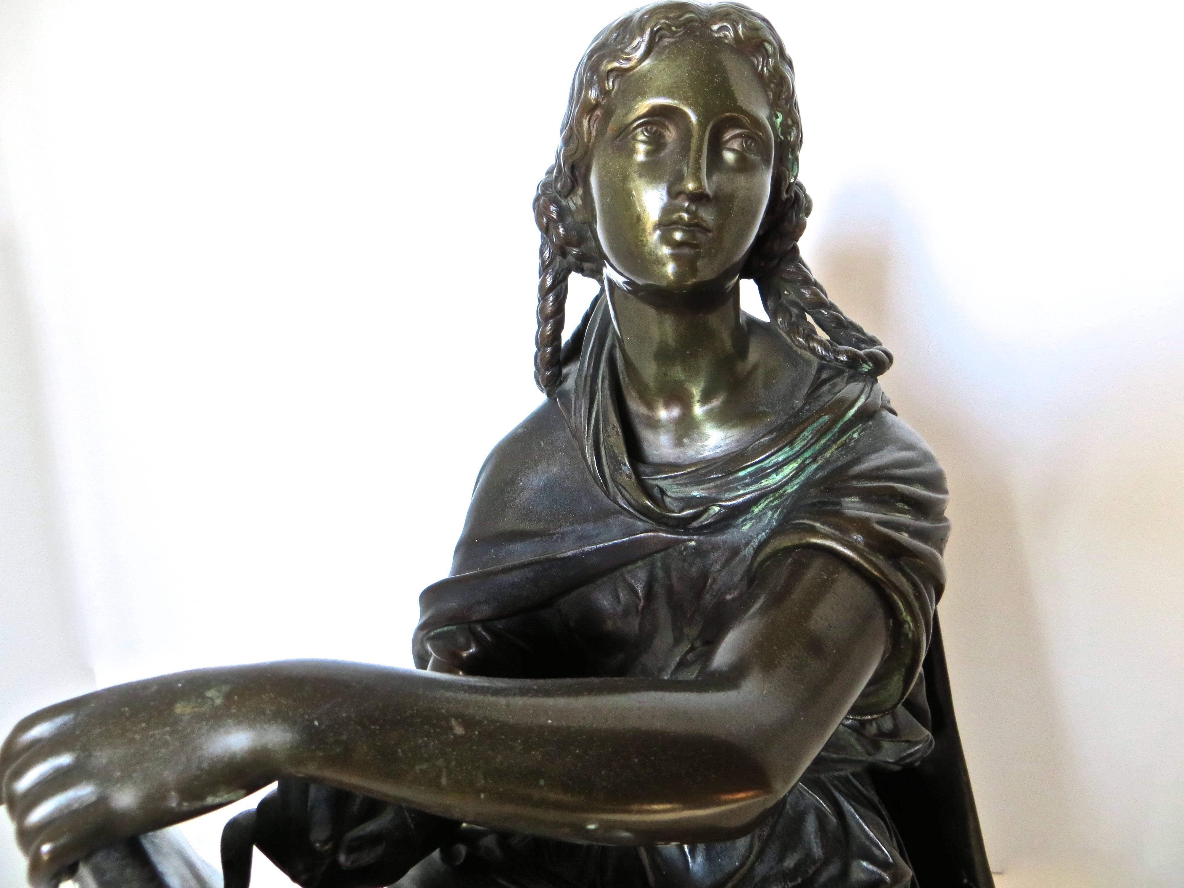 Français Figure d'une femme assise en bronze du 19e siècle représentant une étudiante ou une érudite par Moreau en vente