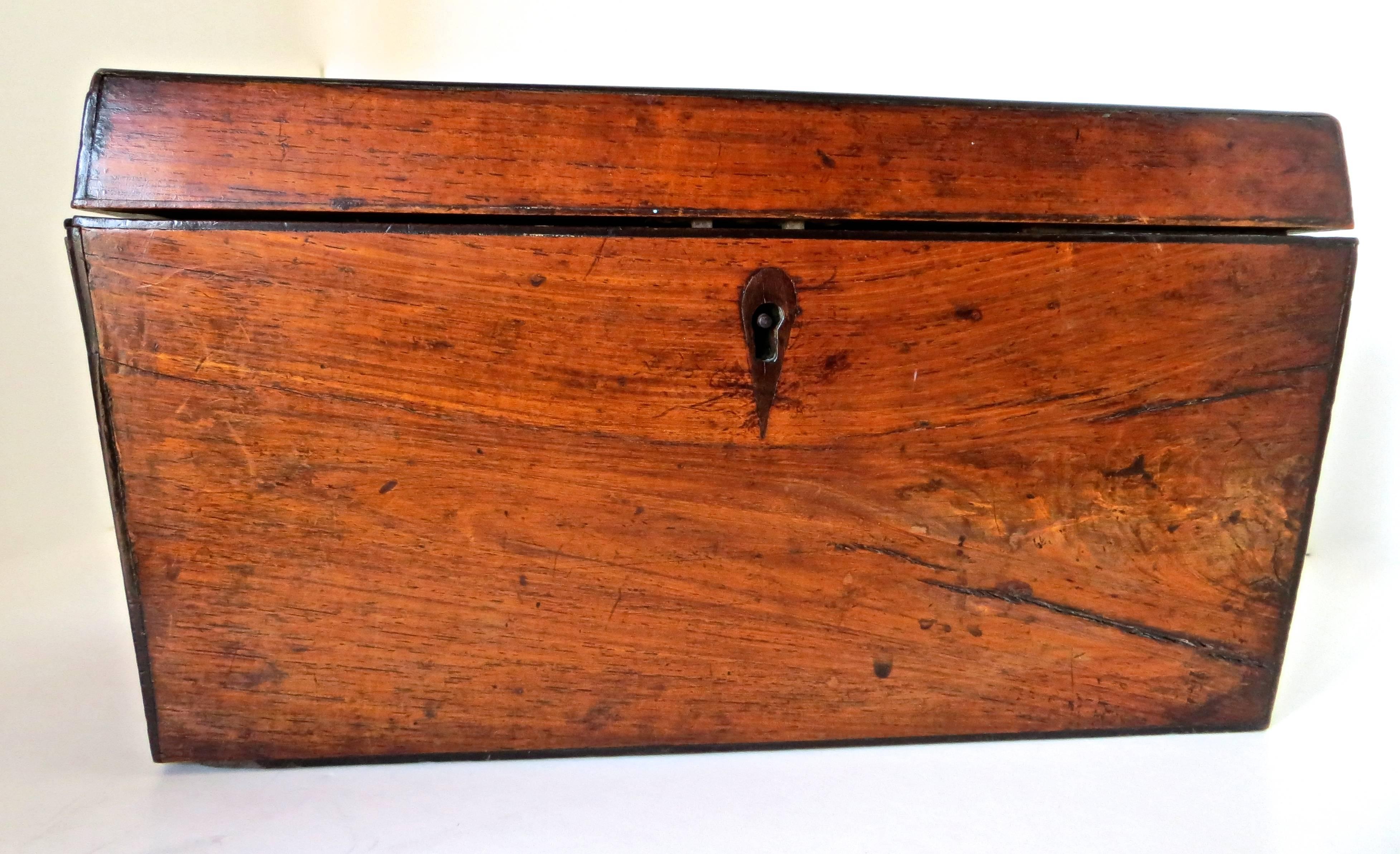 Belle patine d'usage sur cette boîte à thé en acajou anglais du XVIIIe siècle, avec trois compartiments intérieurs. Deux sections d'extrémité ont des couvercles sculptés géométriques incisés. De forme fuselée de haut en bas, la boîte à thé était