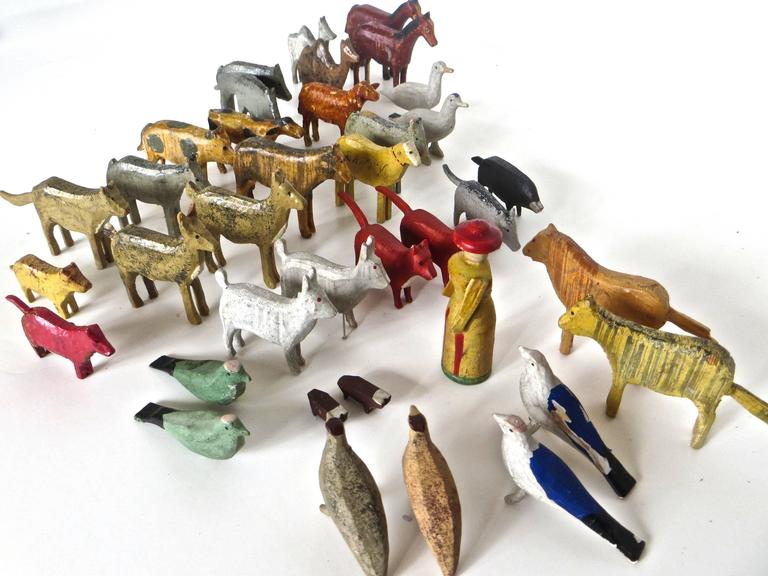 Hand-Crafted Late 19th Century Flat Bottom Toy Noah's Ark with 37 Animals, German, circa 1890 For Sale