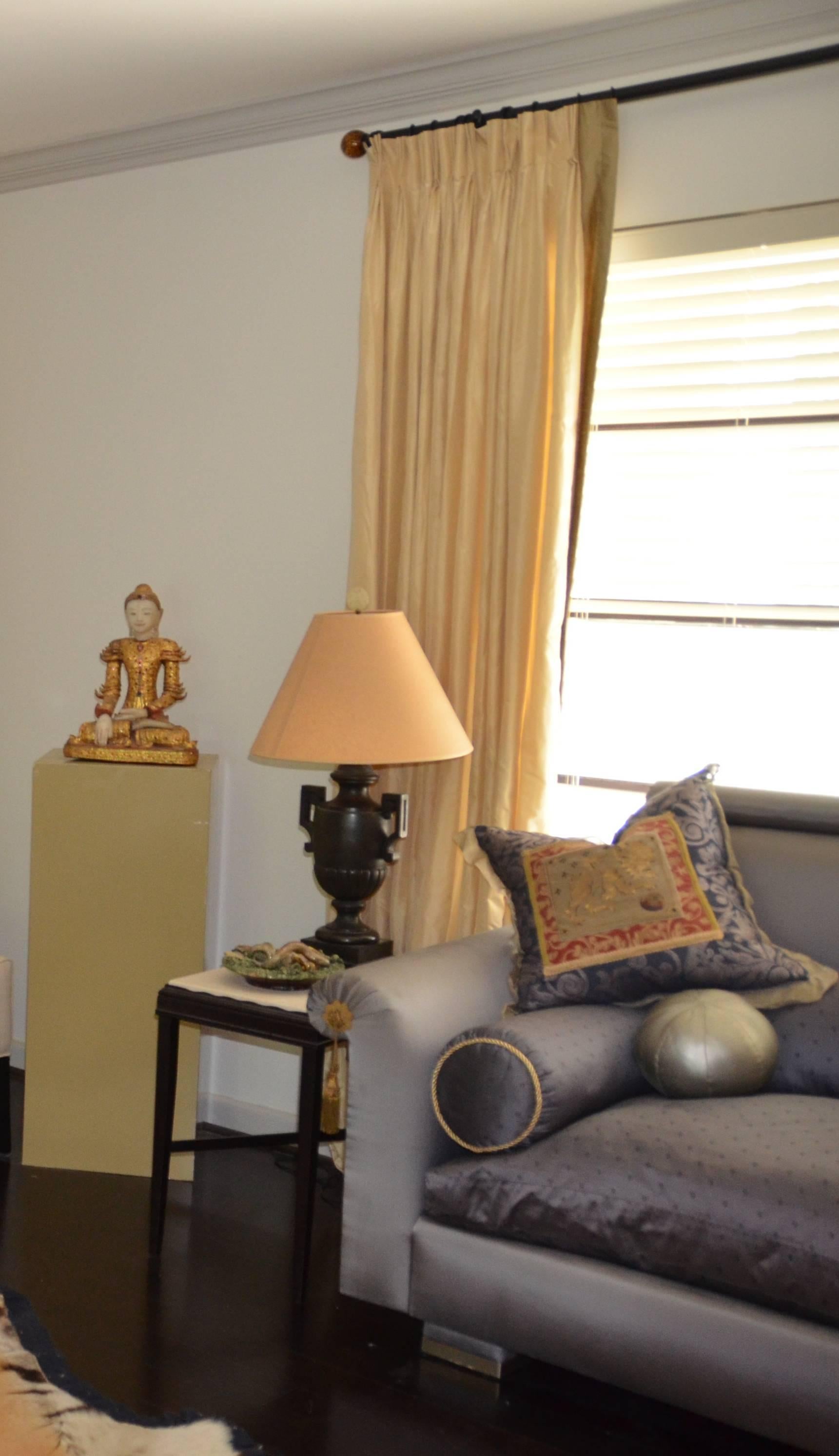 Chic Vintage Designer Detailed ‘St. Laurent’ Custom Sofa in Cobalt Bergamo Silk In Good Condition For Sale In West Palm Beach, FL